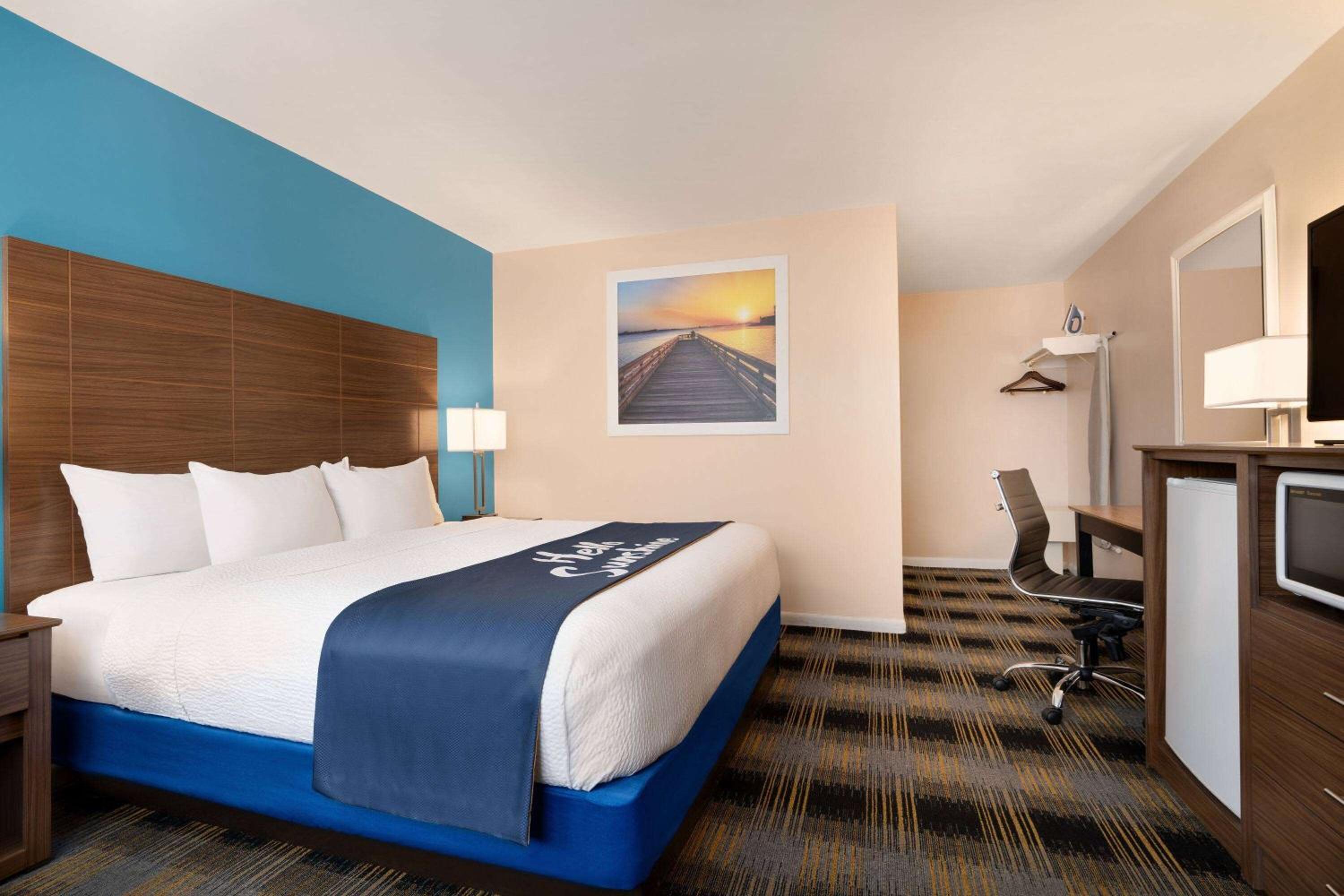 Newport Vacations - Days Inn by Wyndham Middletown/Newport Area - Property Image 2