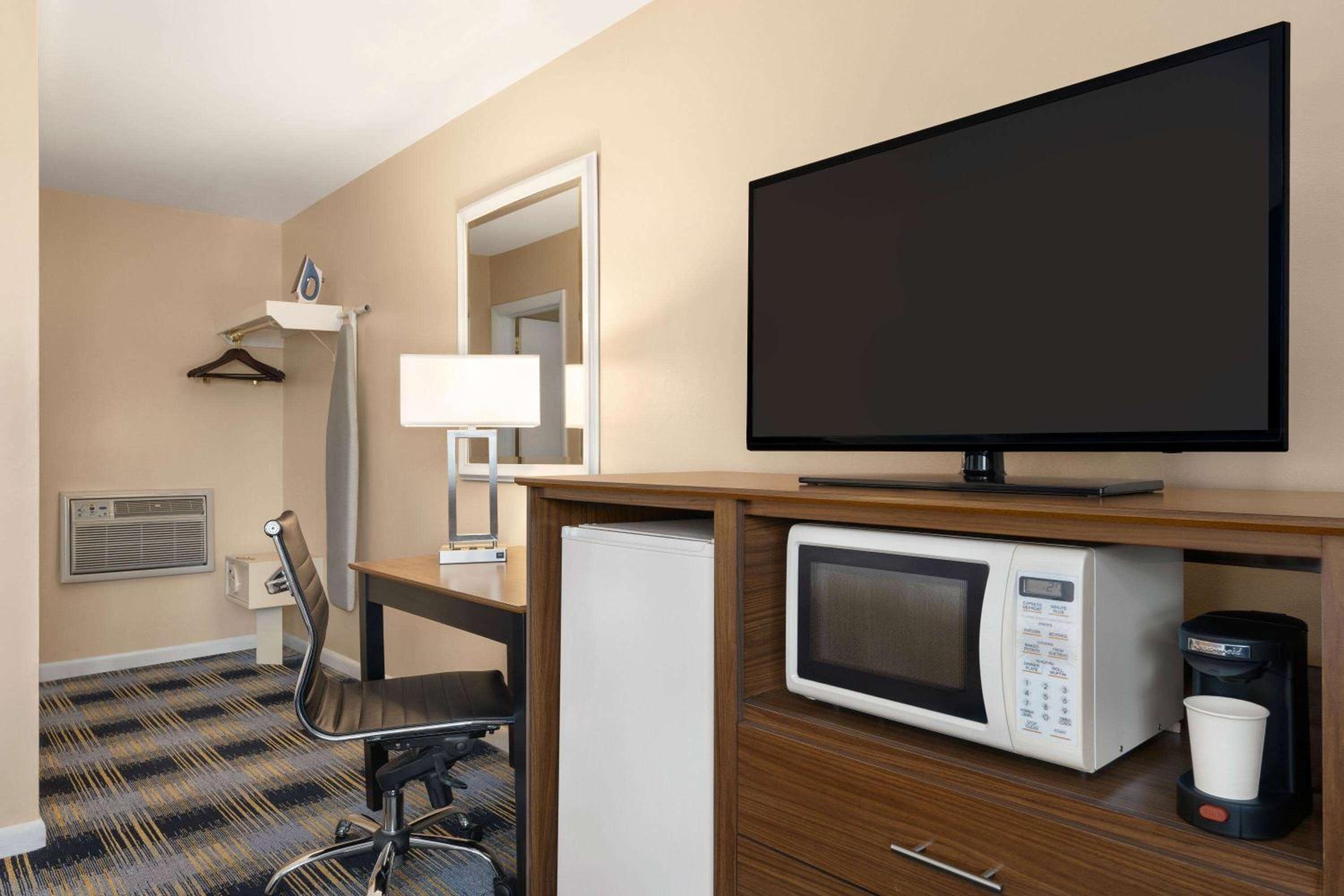 Newport Vacations - Days Inn by Wyndham Middletown/Newport Area - Property Image 3