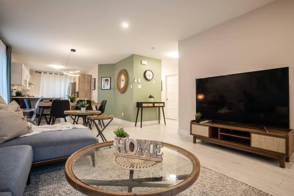Tropical Rainforest Retreat, 3BR Oasis and Free Parking