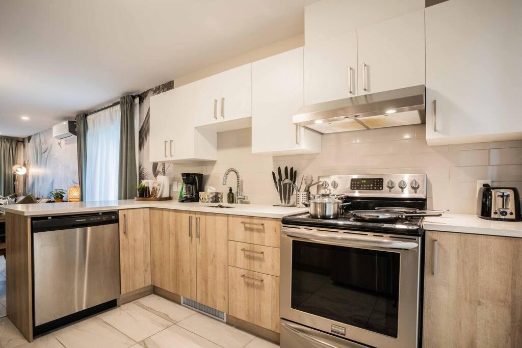 Tropical Rainforest Retreat, 3BR Oasis and Free Parking