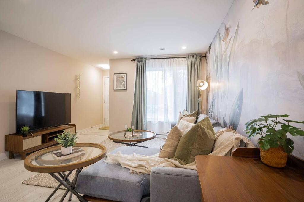 Tropical Rainforest Retreat, 3BR Oasis and Free Parking