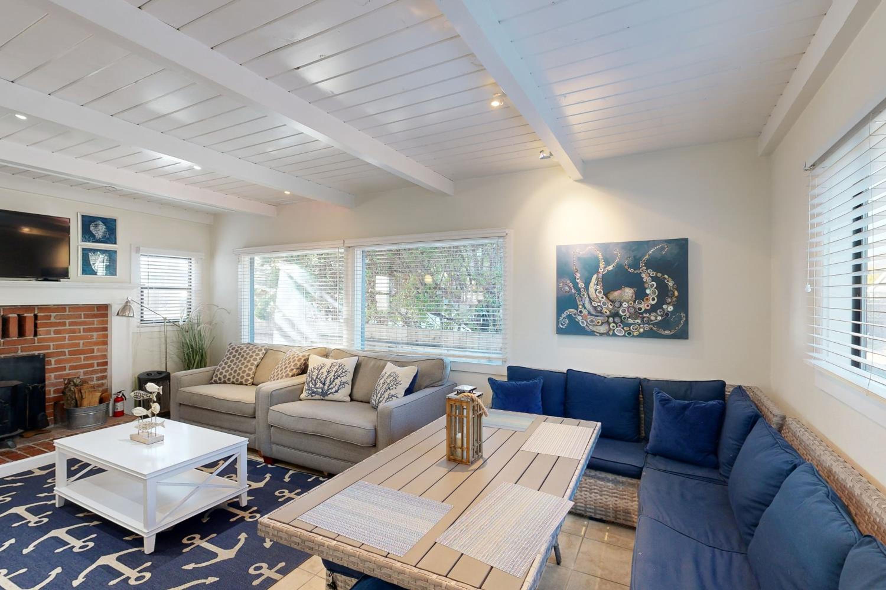Stroll to Shore Stinson Beach Gem with Hot Tub