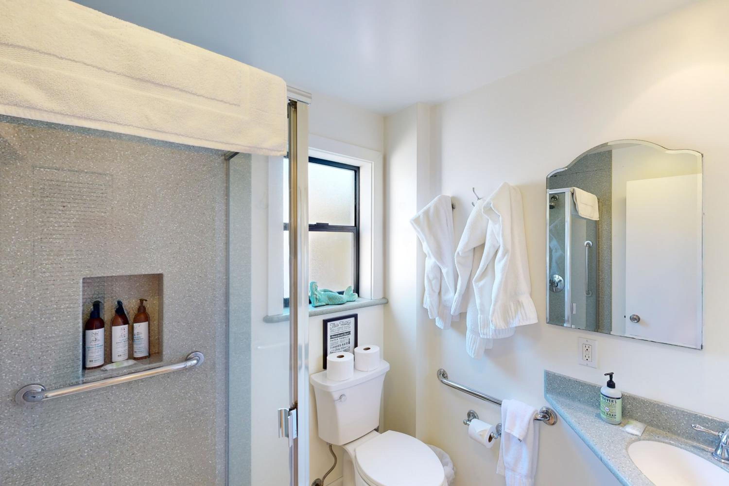 Stroll to Shore Stinson Beach Gem with Hot Tub