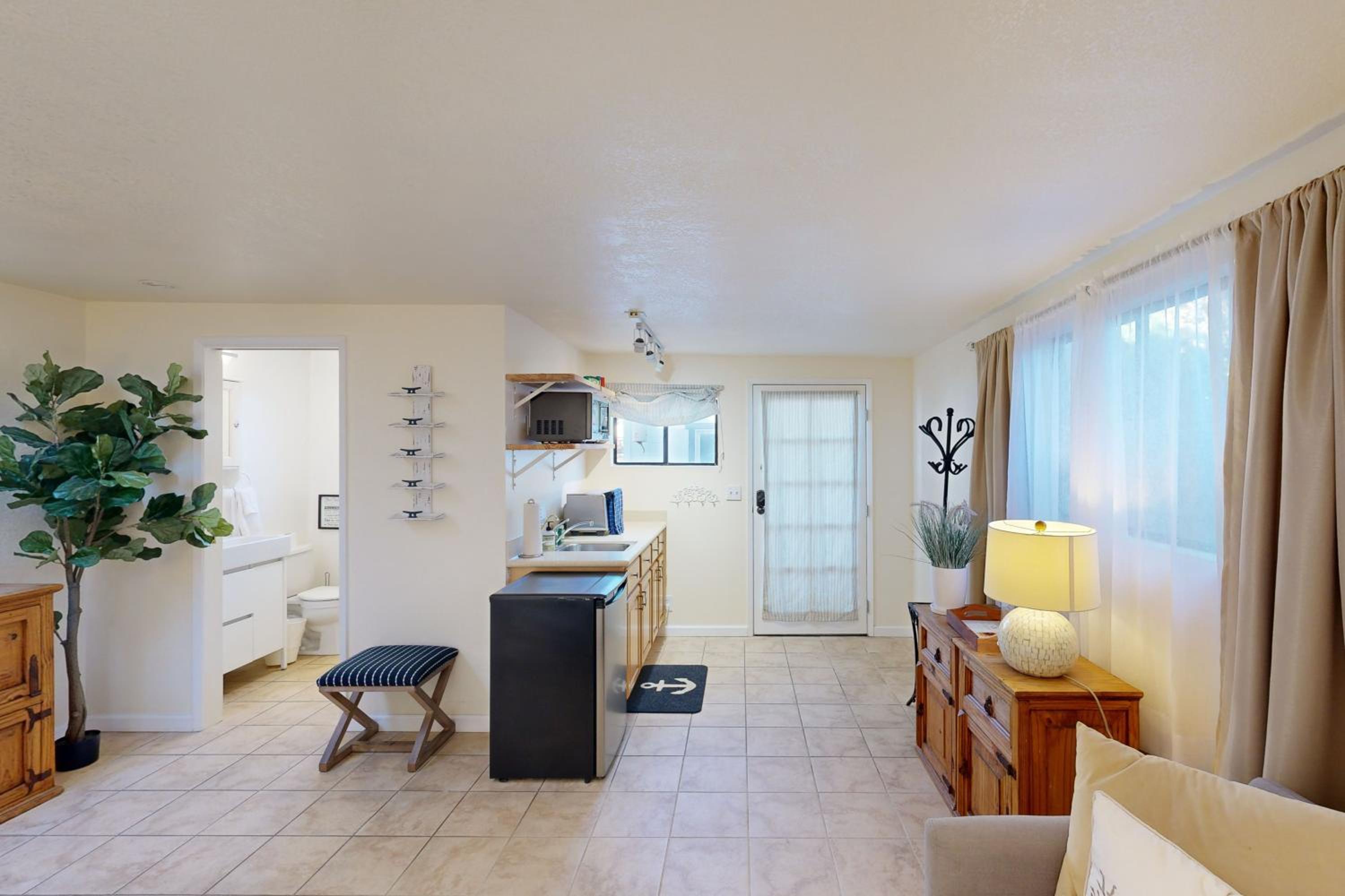 Stroll to Shore Stinson Beach Gem with Hot Tub