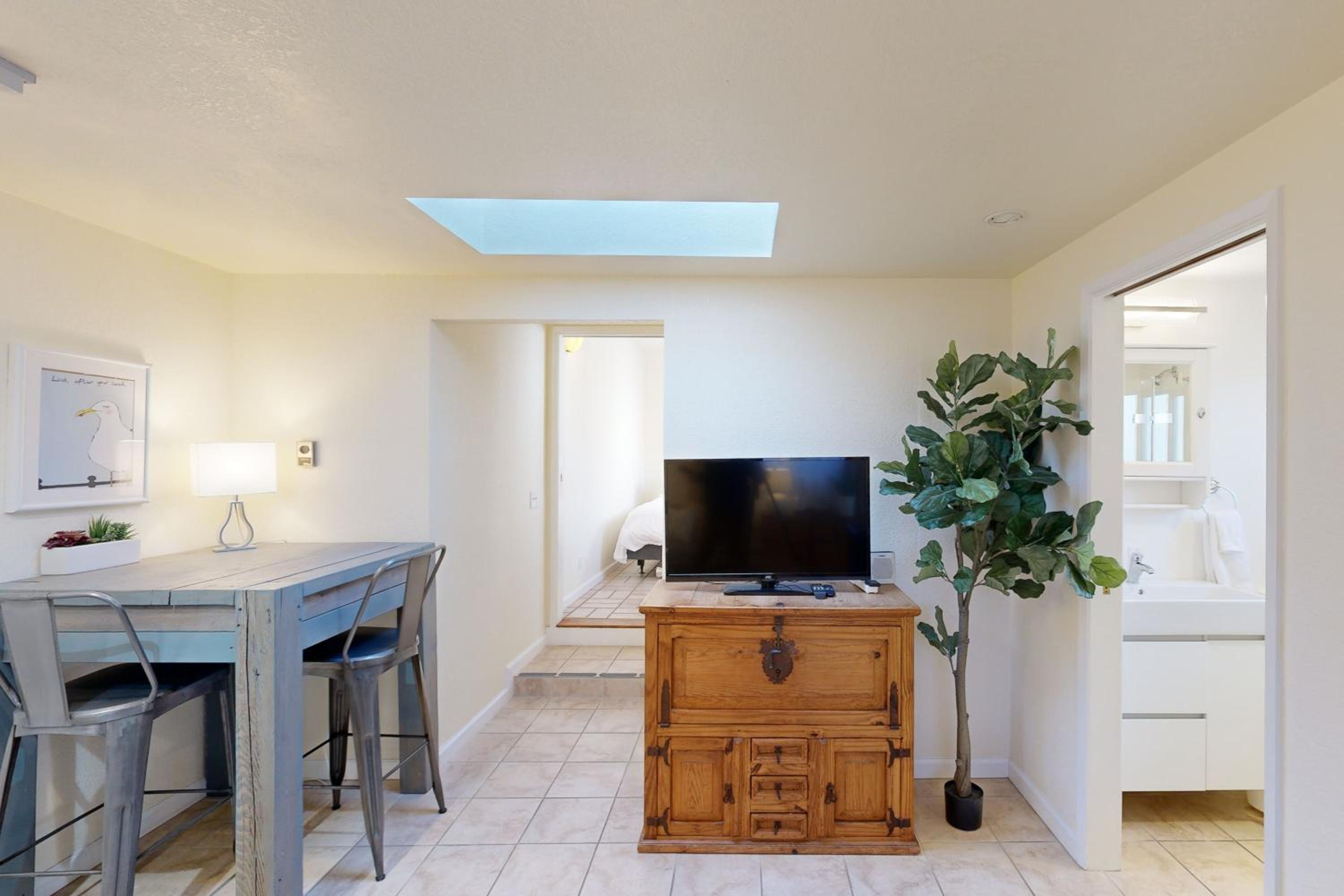 Stroll to Shore Stinson Beach Gem with Hot Tub