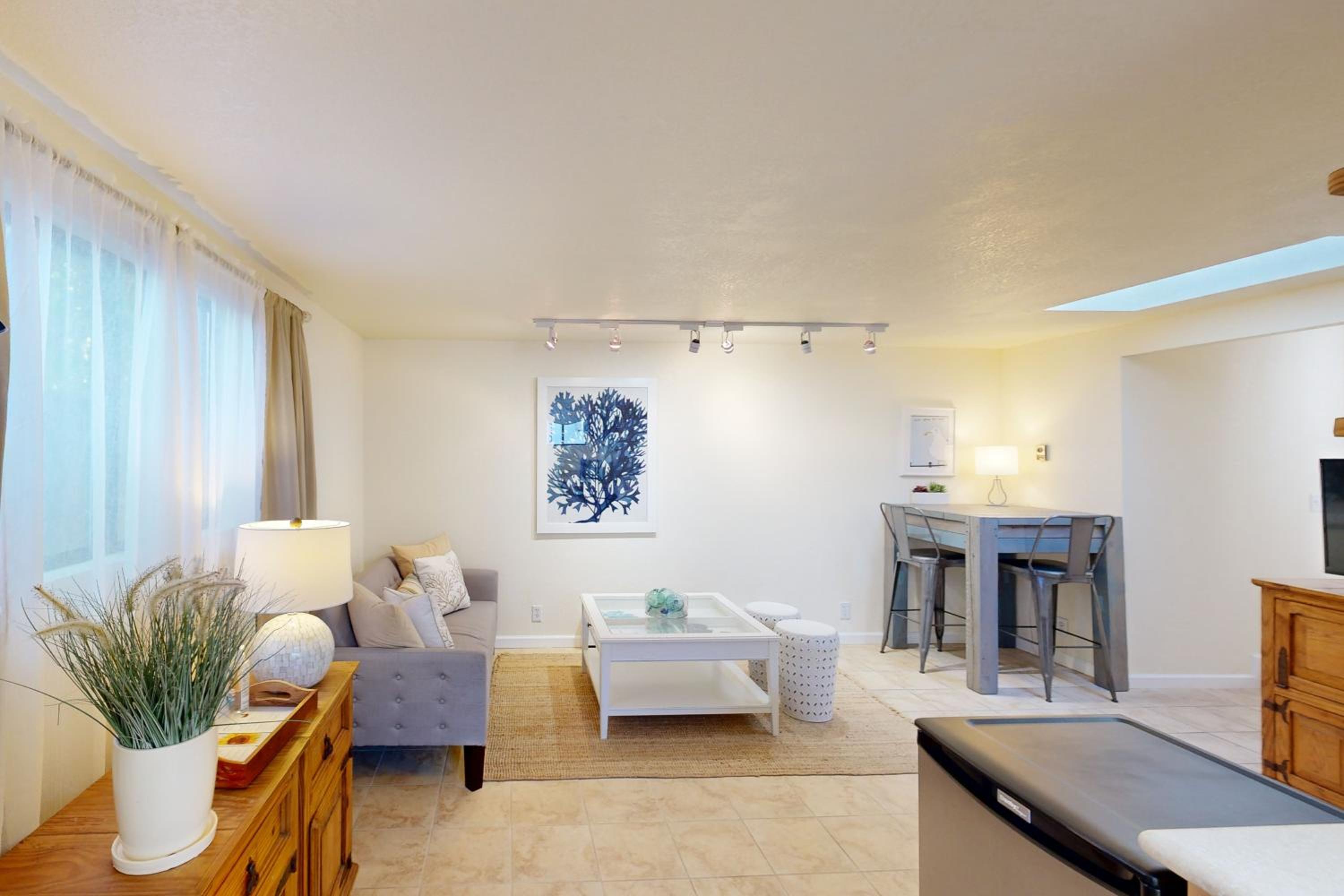 Stroll to Shore Stinson Beach Gem with Hot Tub