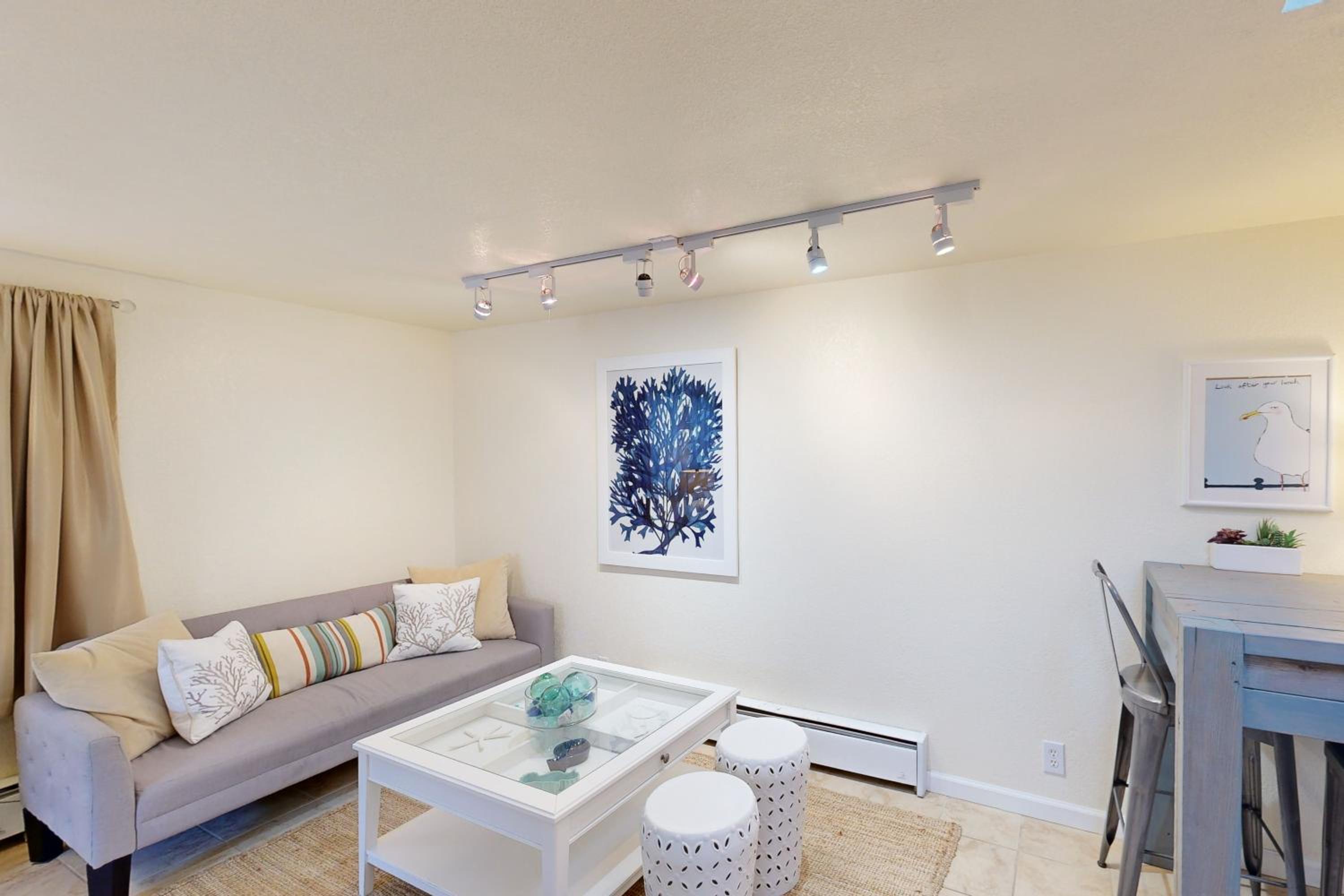 Stroll to Shore Stinson Beach Gem with Hot Tub