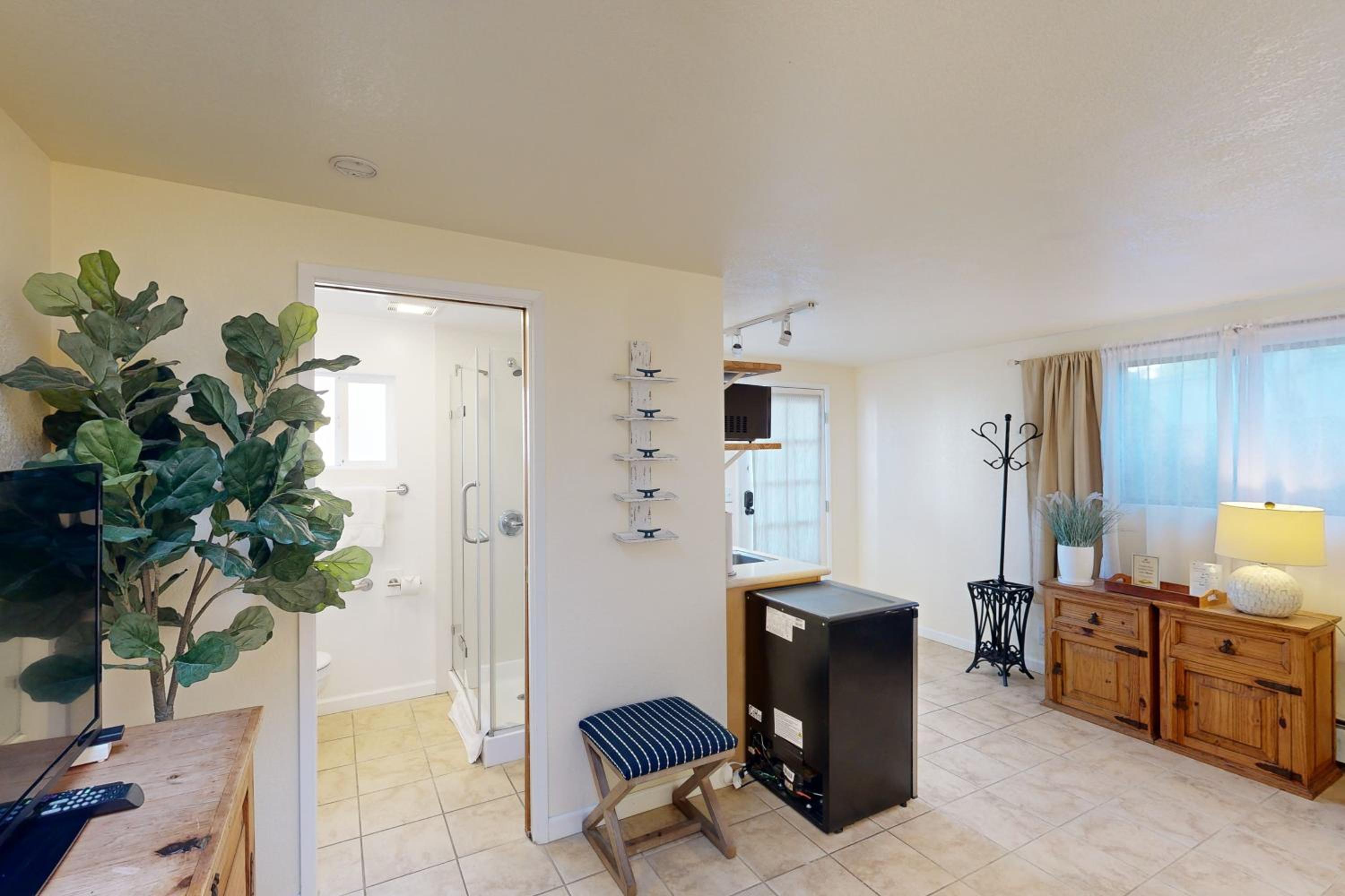 Stroll to Shore Stinson Beach Gem with Hot Tub