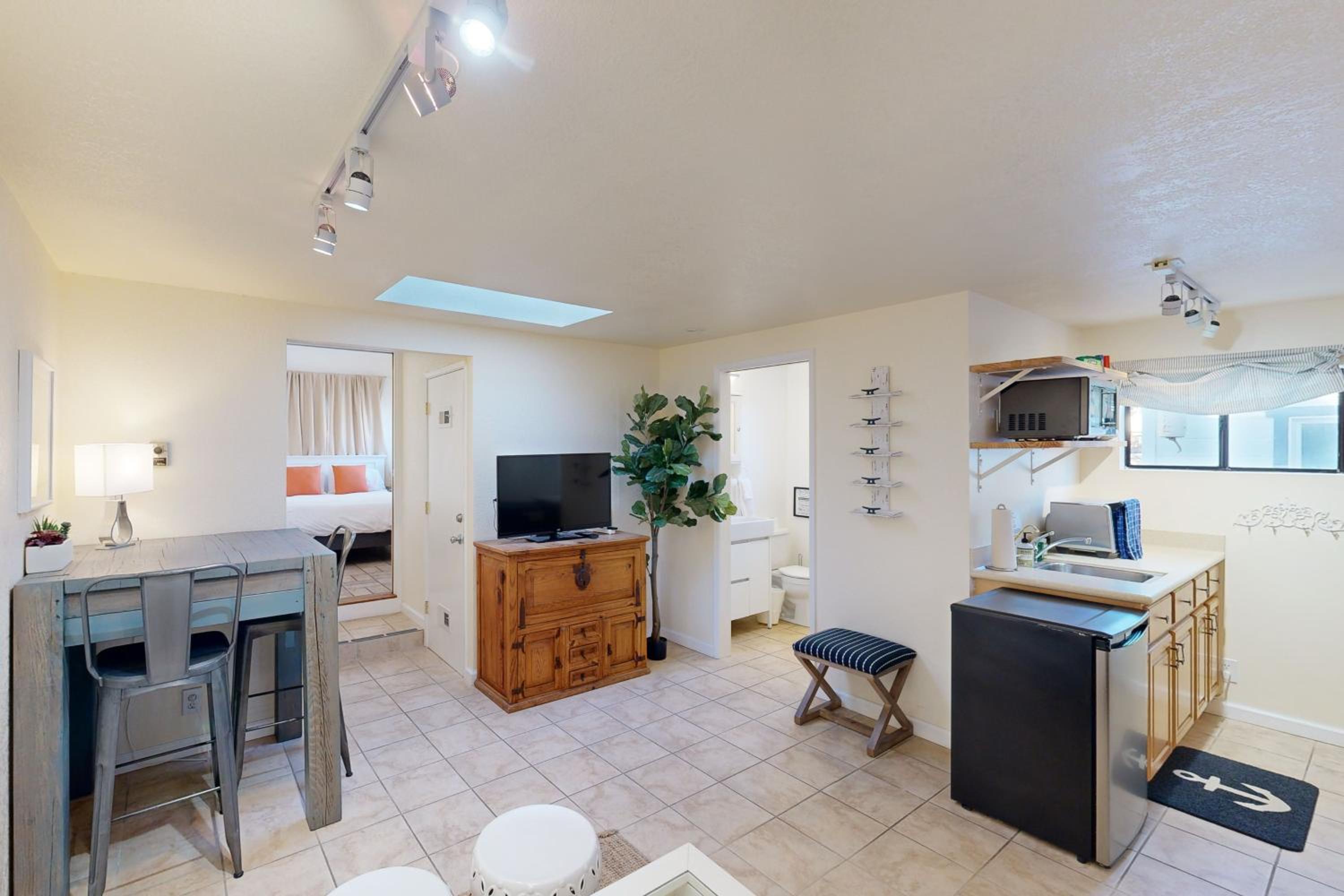 Stroll to Shore Stinson Beach Gem with Hot Tub