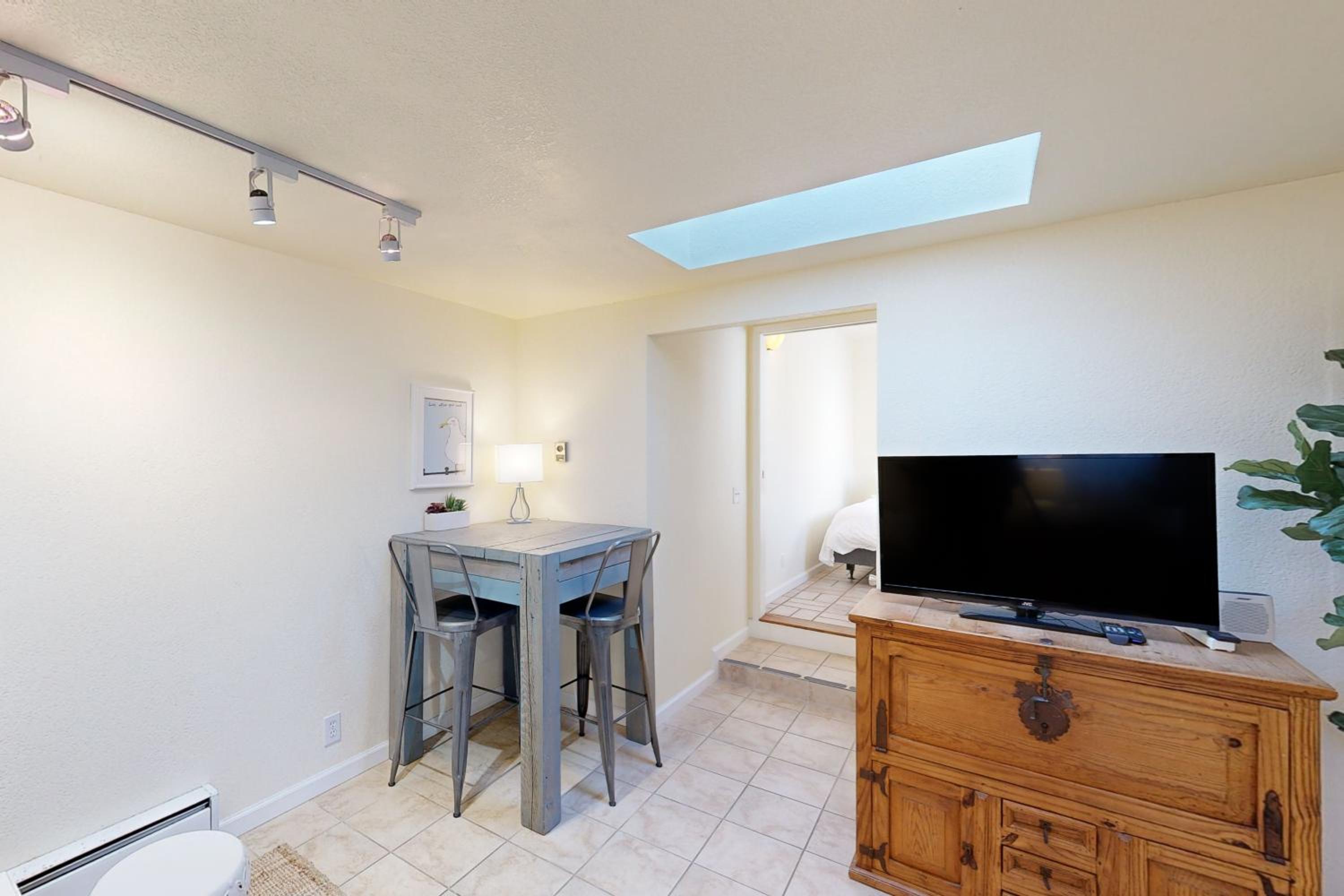 Stroll to Shore Stinson Beach Gem with Hot Tub