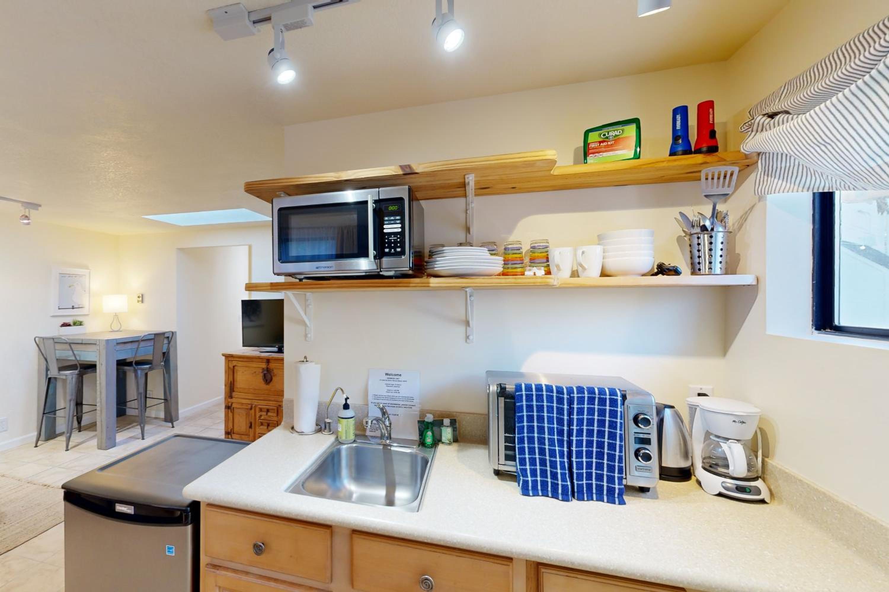 Stroll to Shore Stinson Beach Gem with Hot Tub