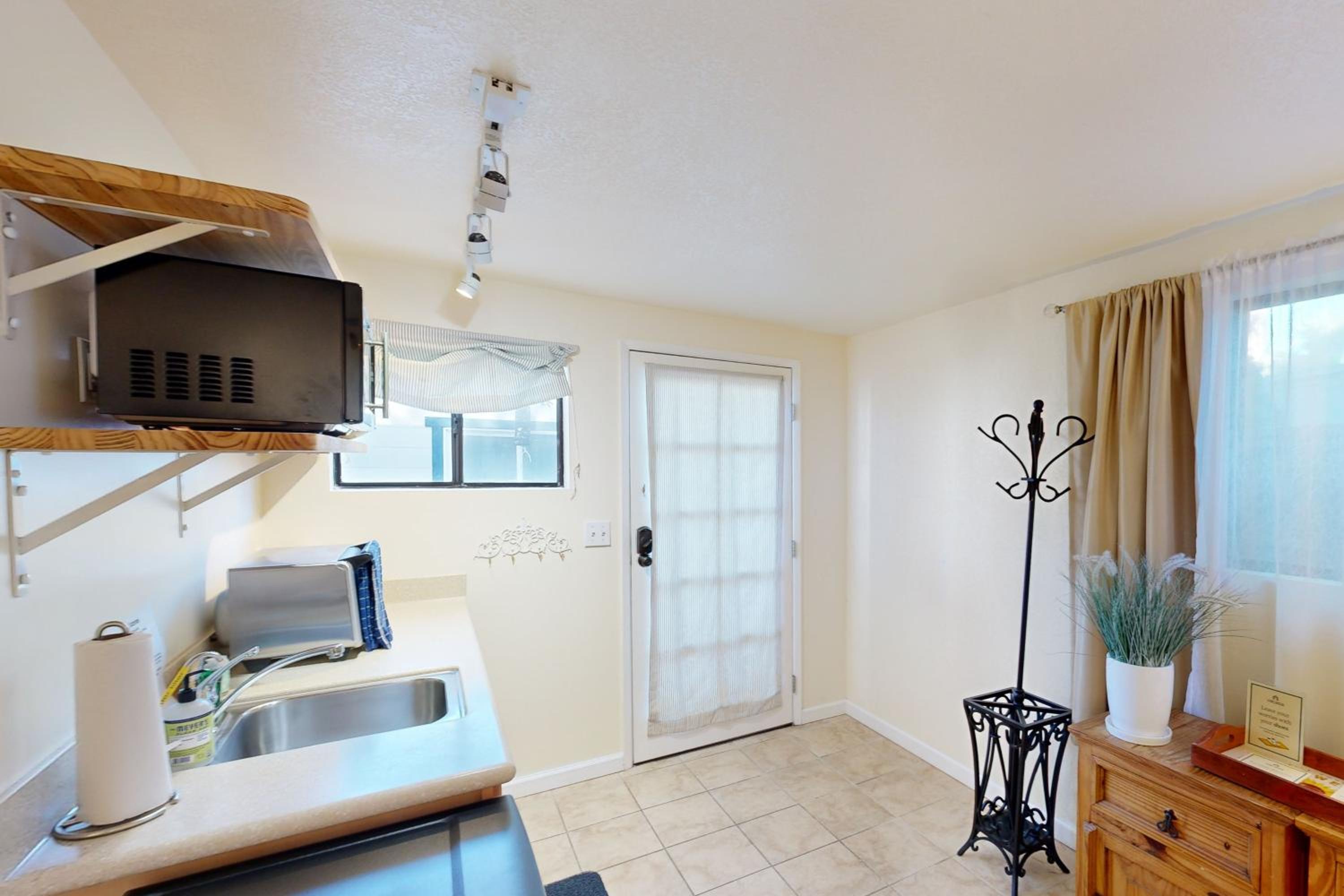 Stroll to Shore Stinson Beach Gem with Hot Tub