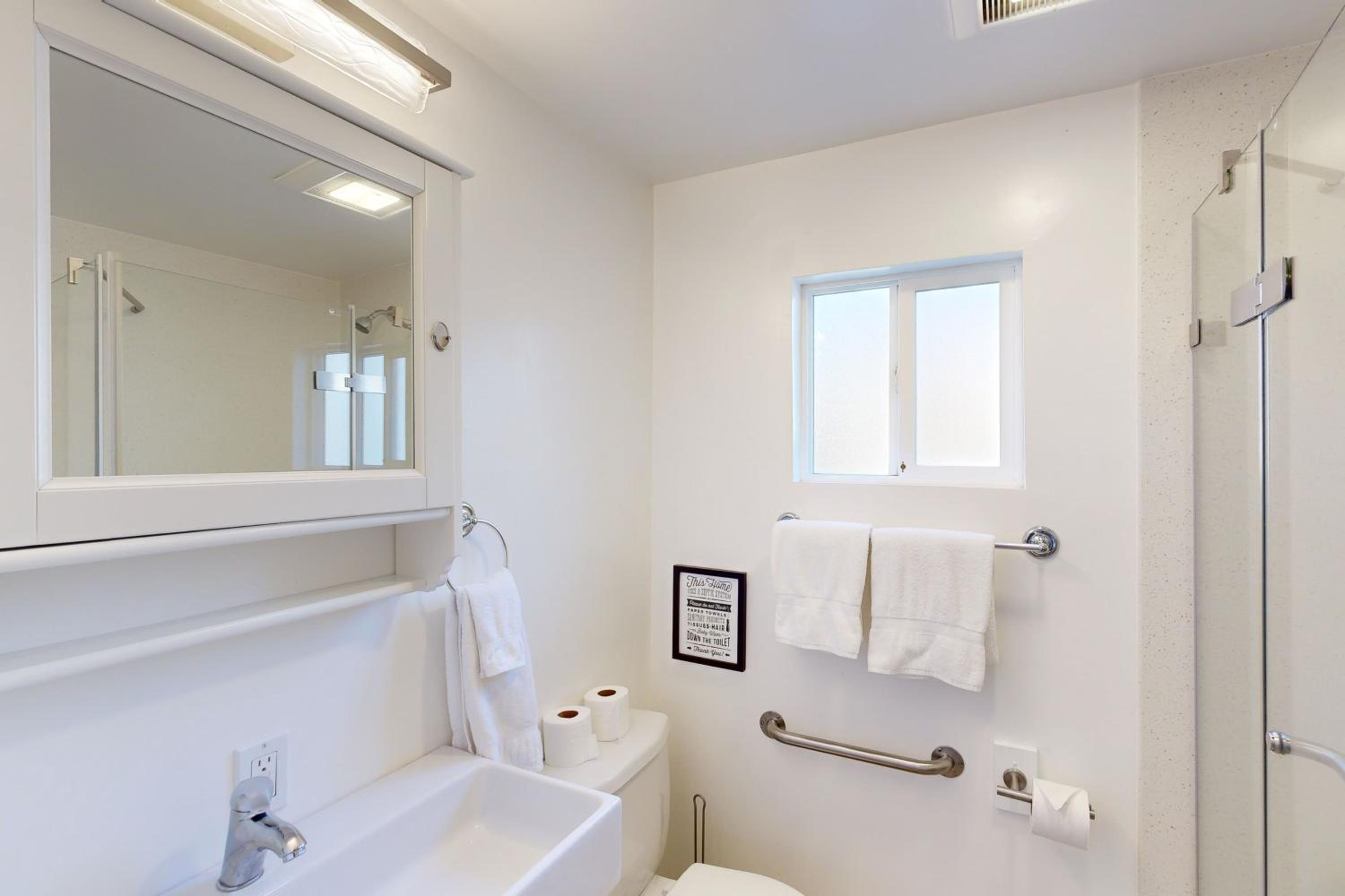 Stroll to Shore Stinson Beach Gem with Hot Tub