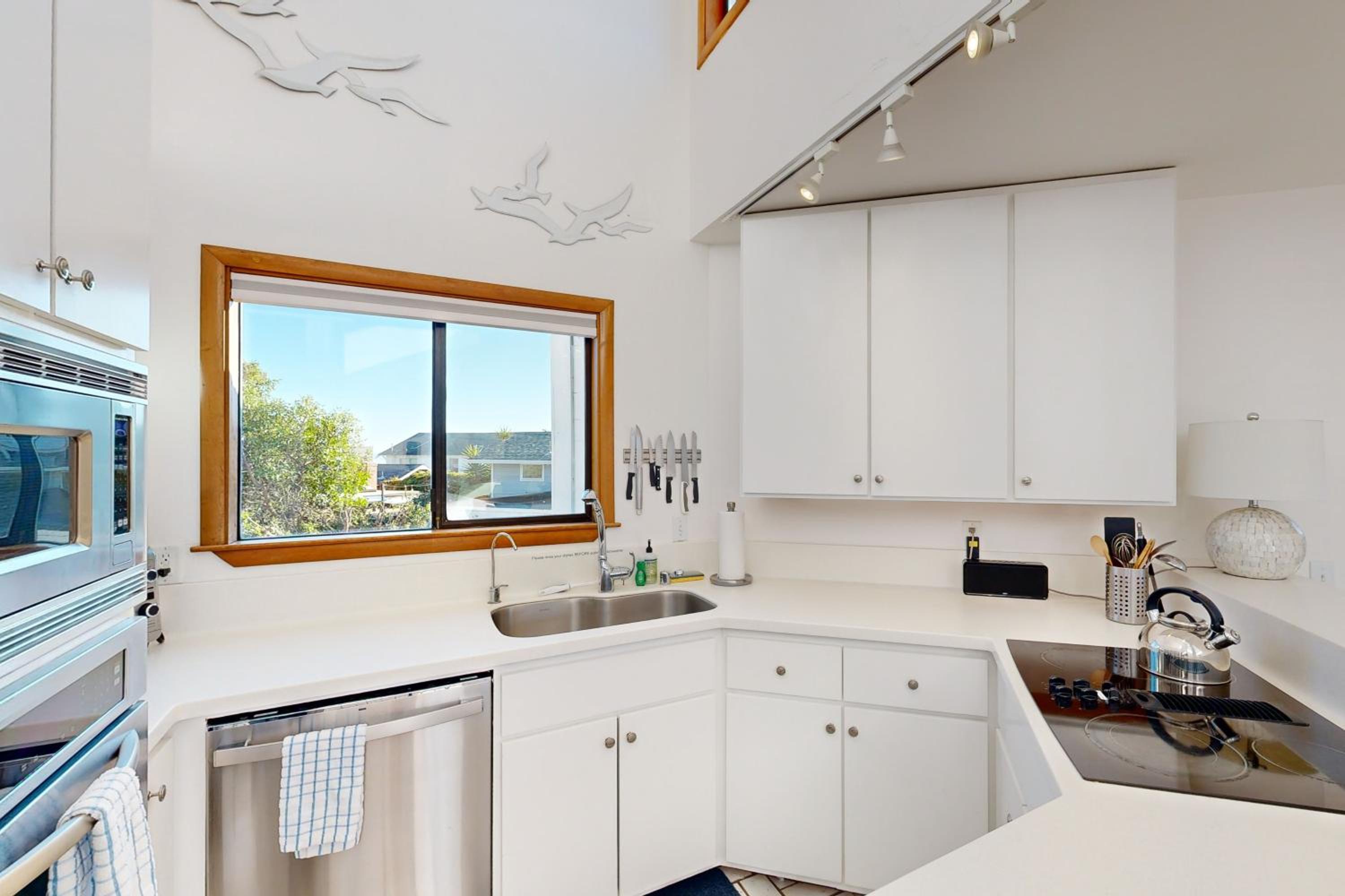 Stroll to Shore Stinson Beach Gem with Hot Tub