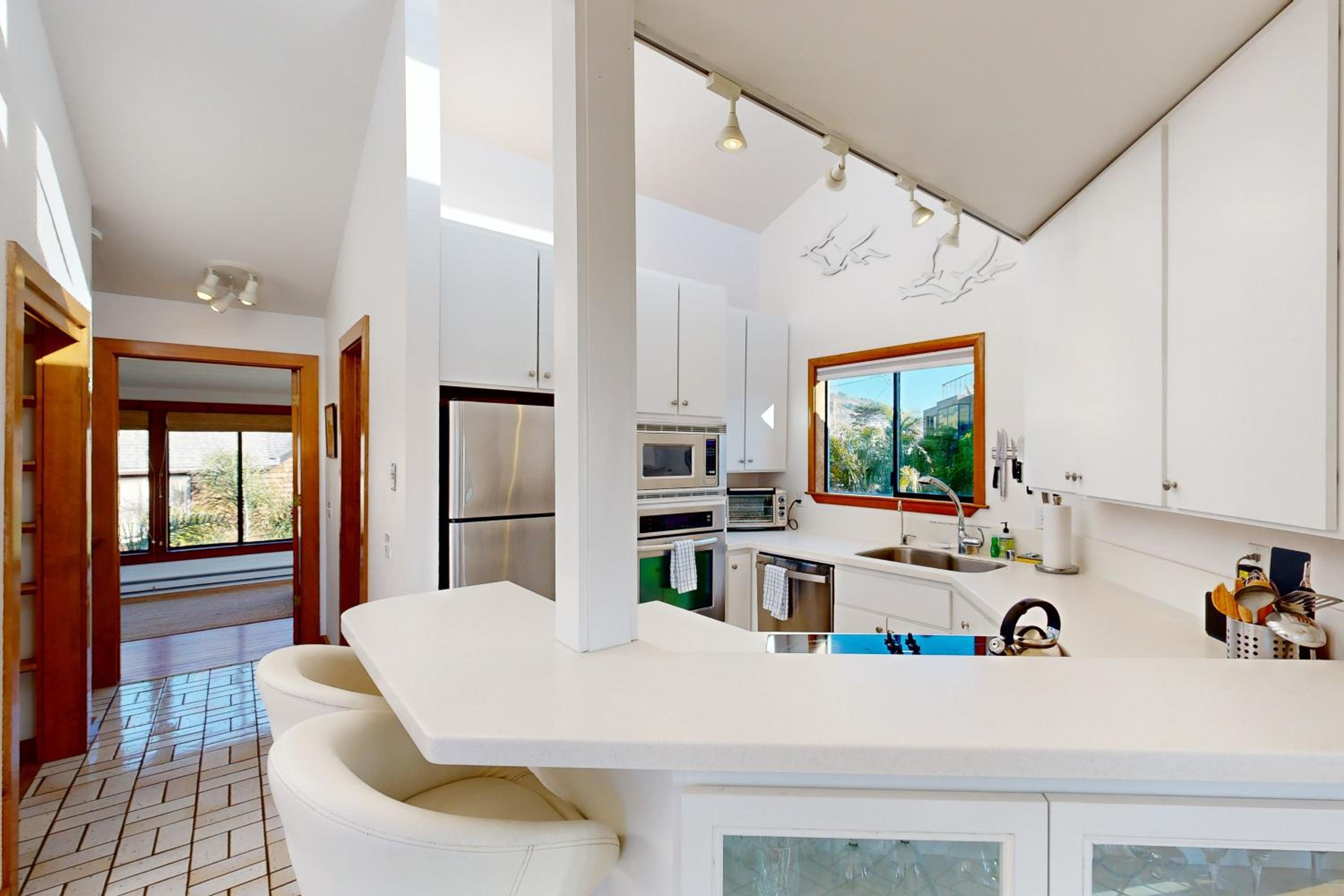 Stroll to Shore Stinson Beach Gem with Hot Tub