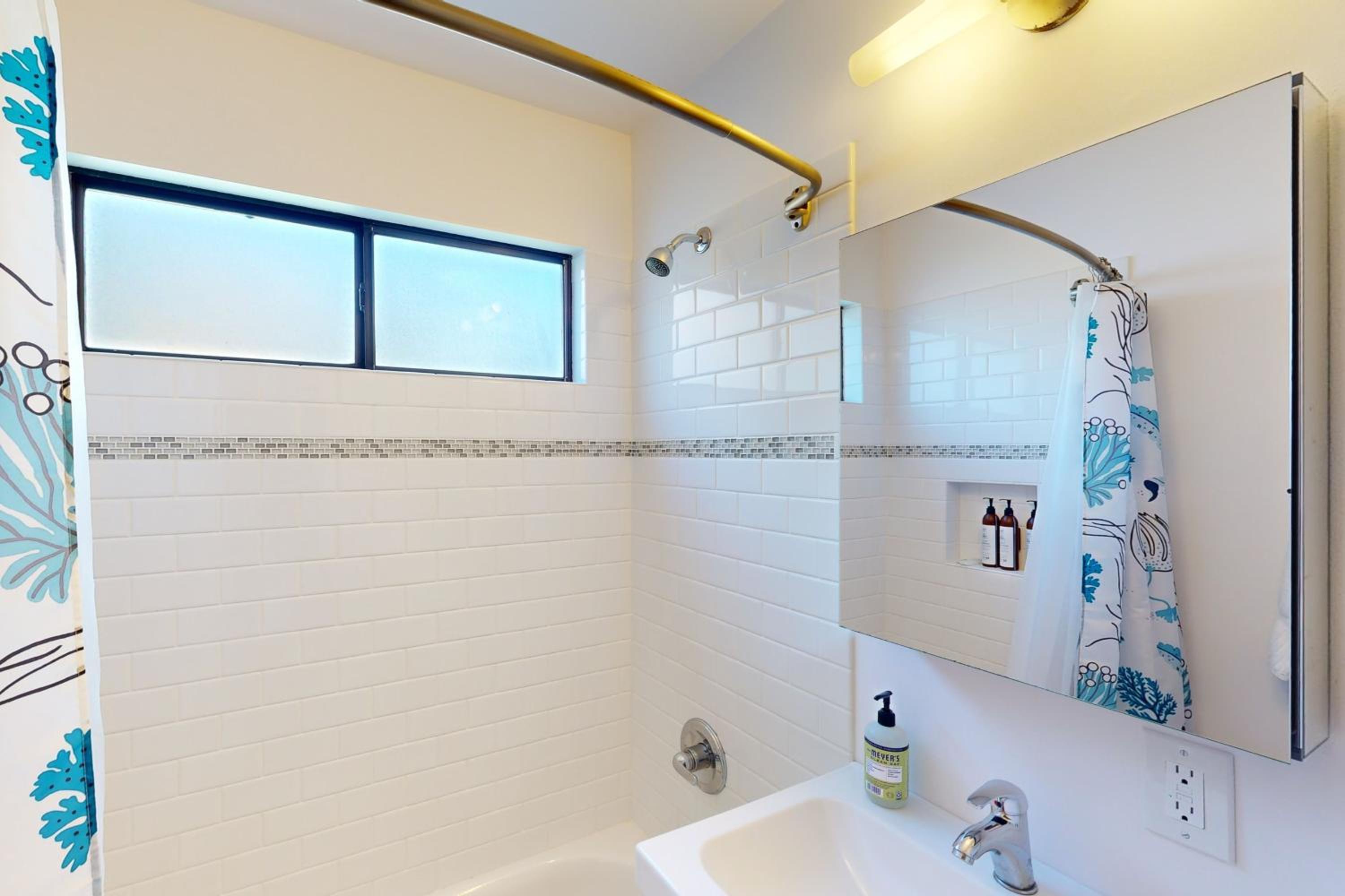 Stroll to Shore Stinson Beach Gem with Hot Tub