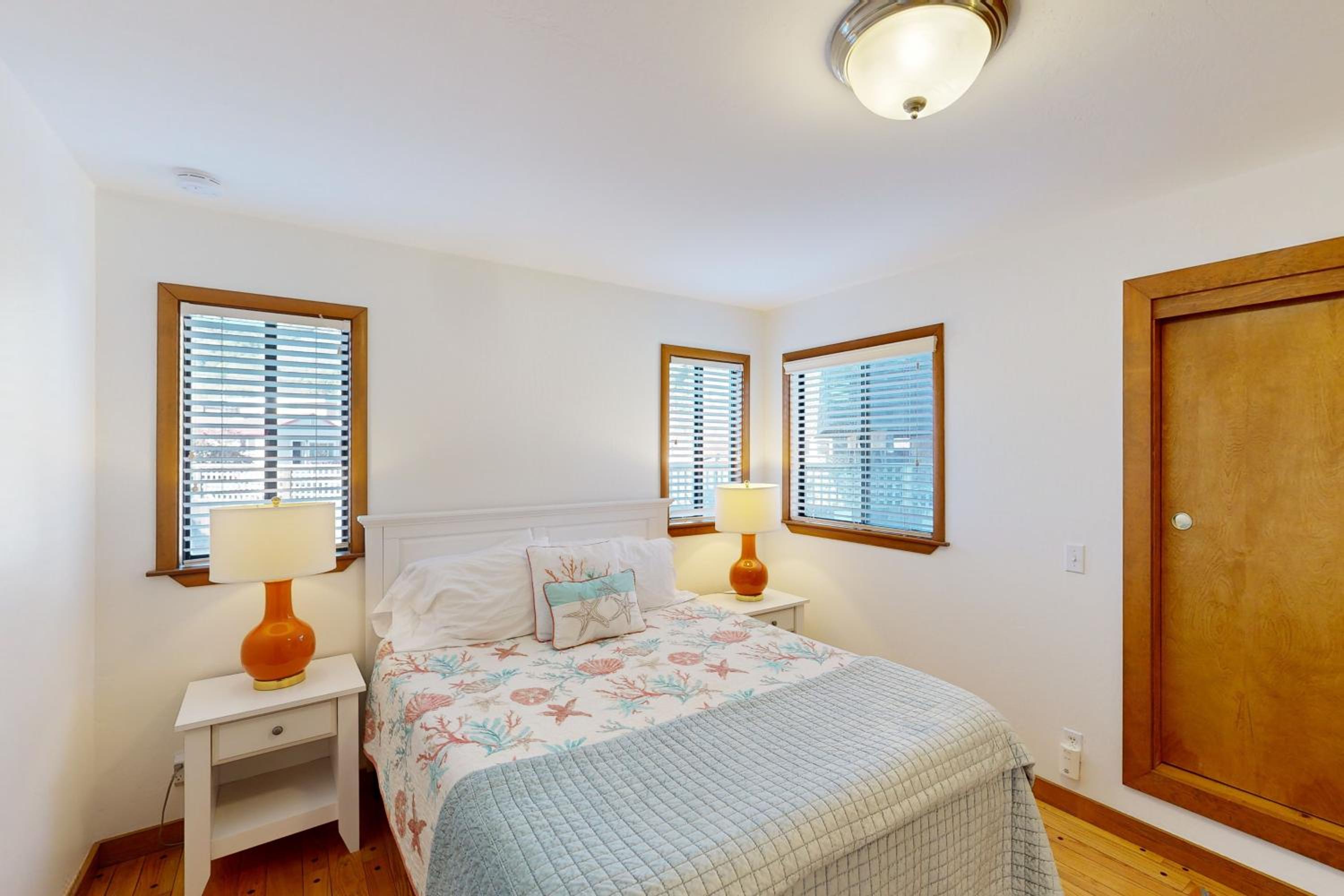 Stroll to Shore Stinson Beach Gem with Hot Tub