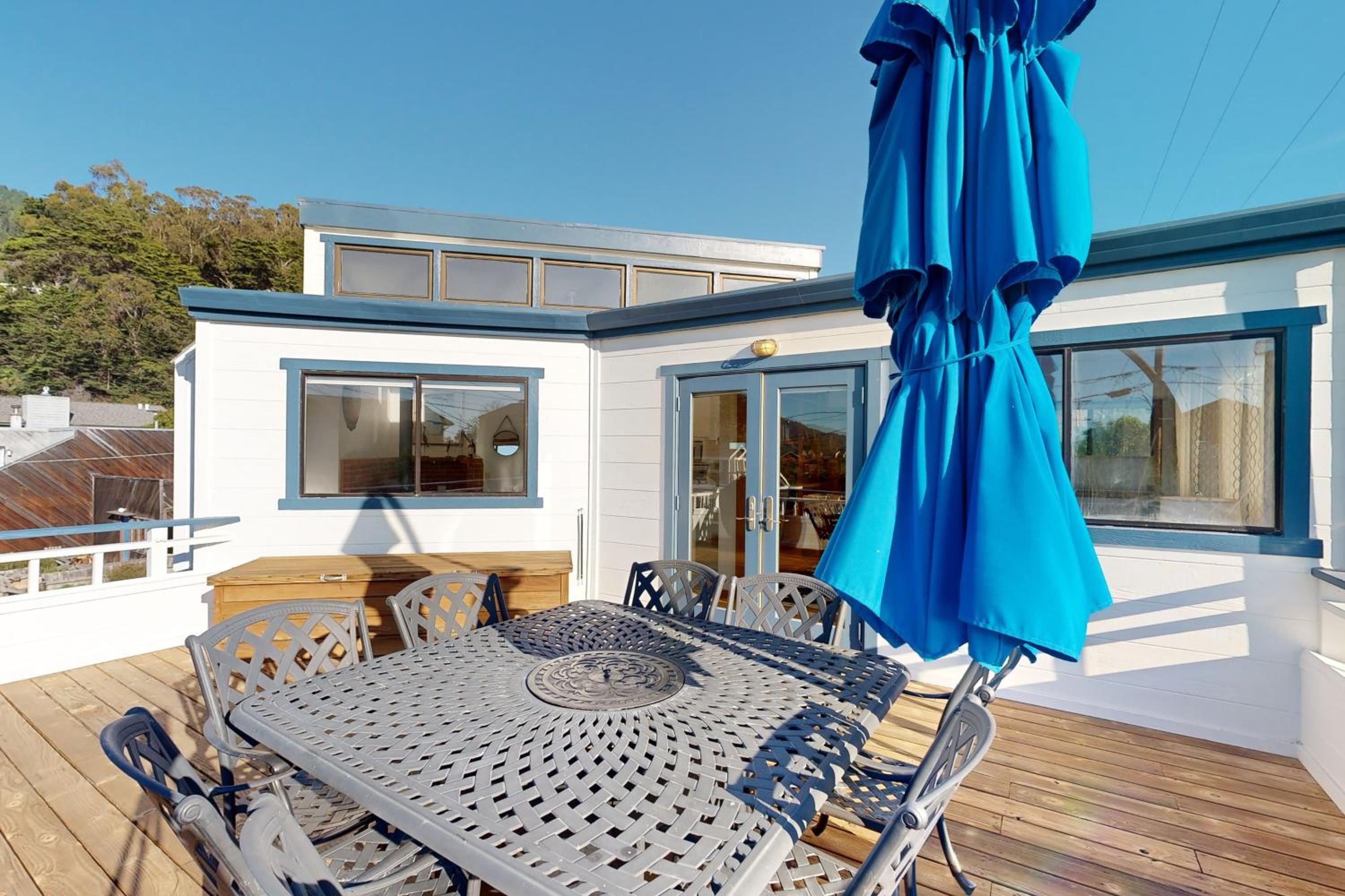 Stroll to Shore Stinson Beach Gem with Hot Tub