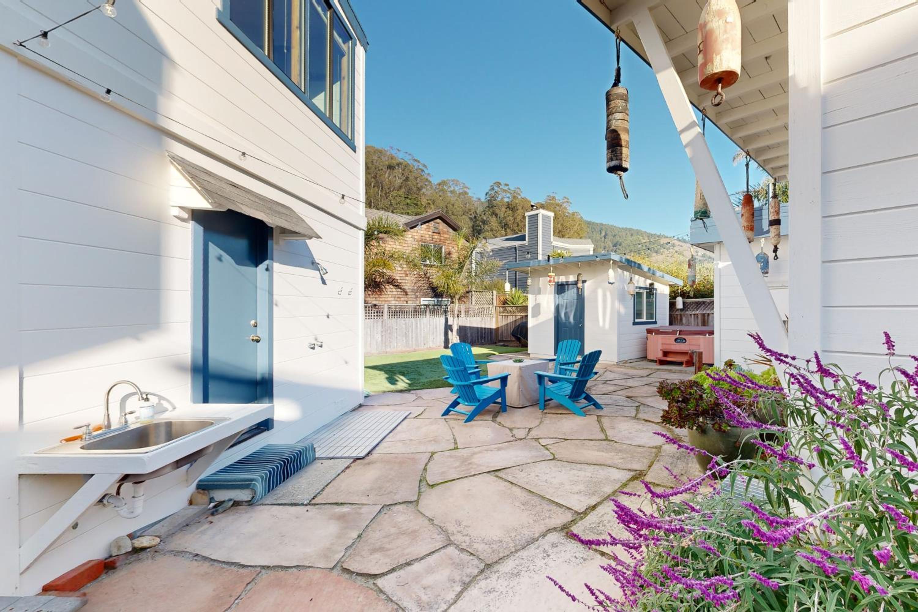 Stroll to Shore Stinson Beach Gem with Hot Tub