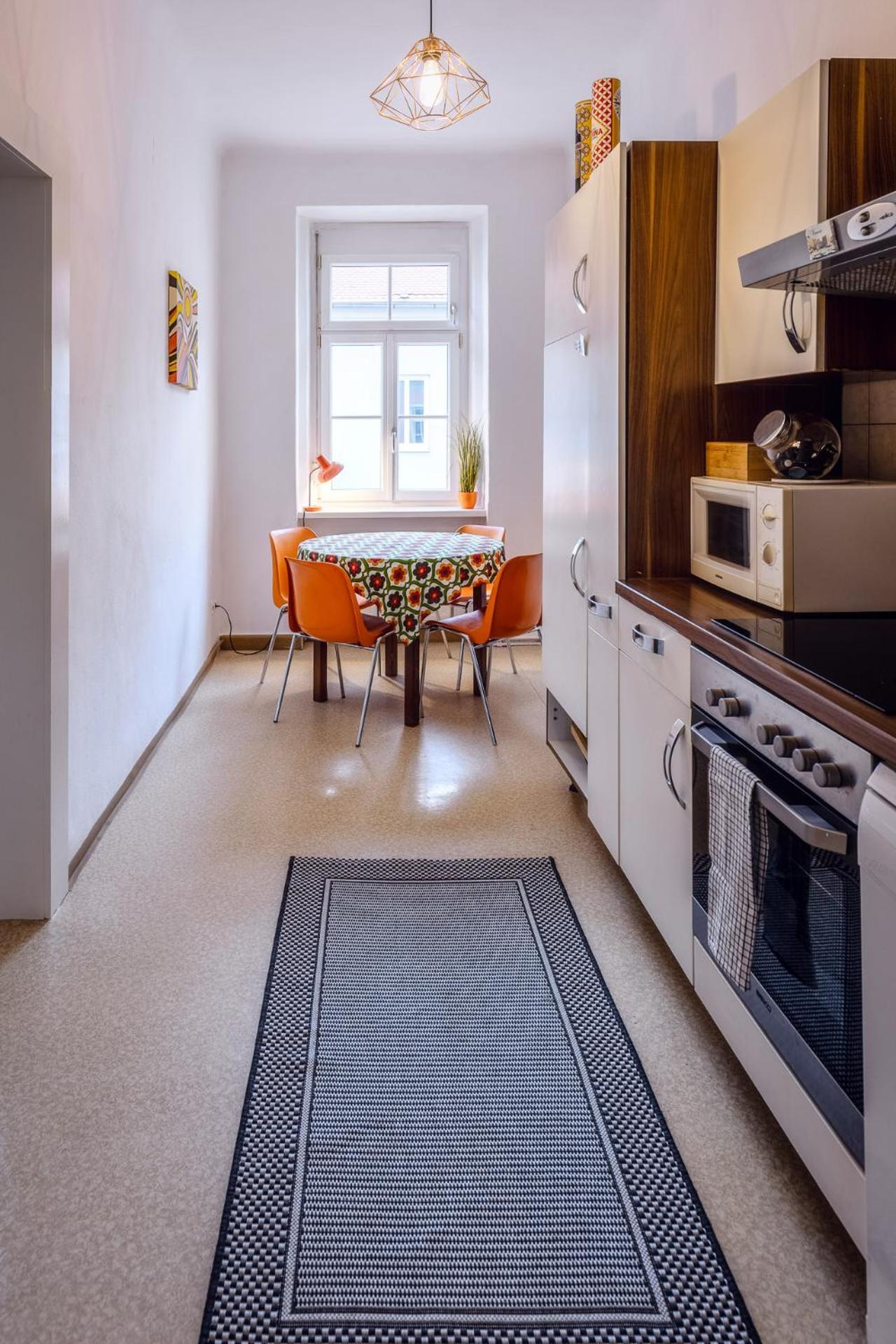 Sunny Citycenter Apartment - Graz Main Station