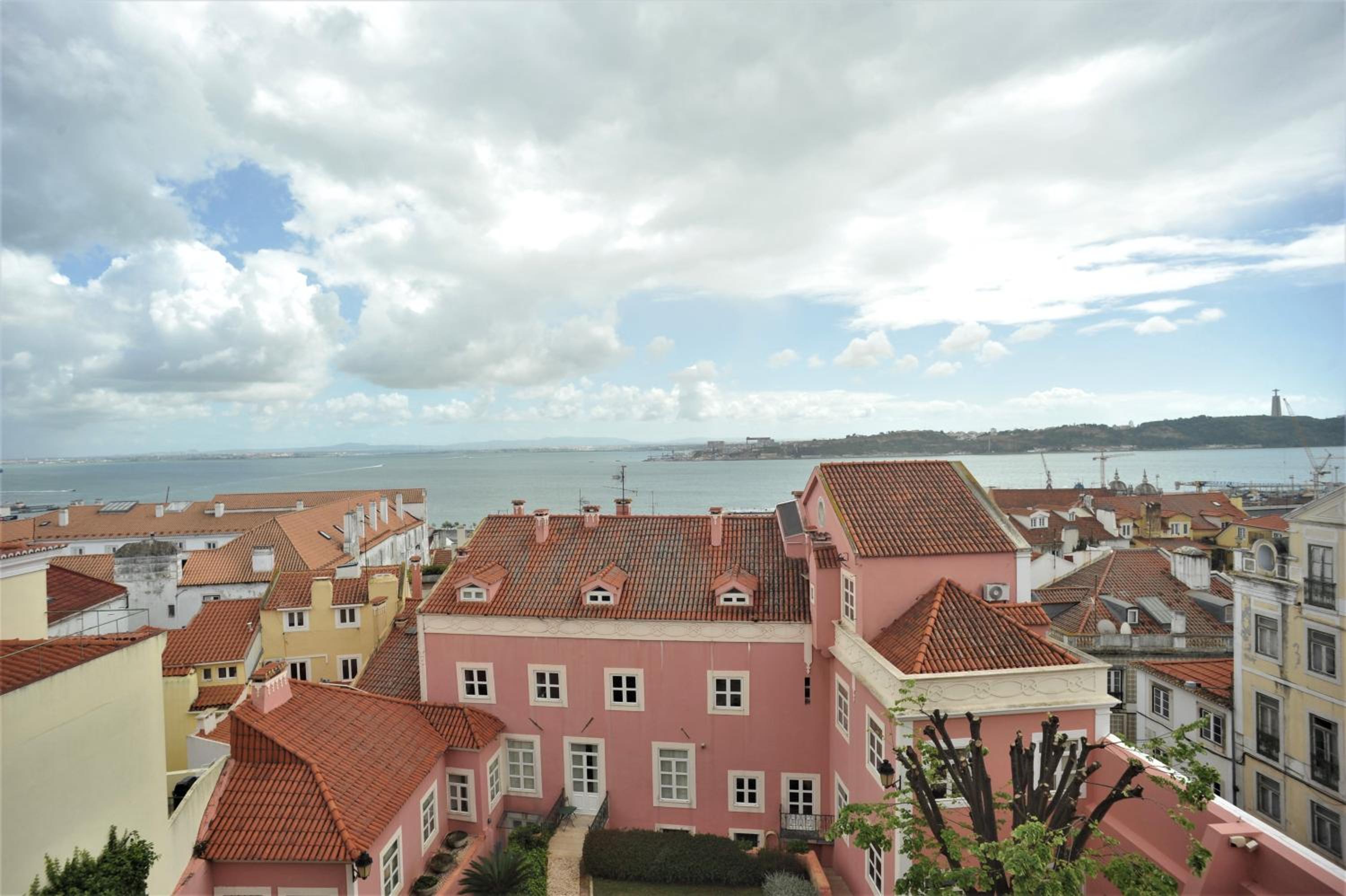 Santos - Upper Loft with River View en Lisbon