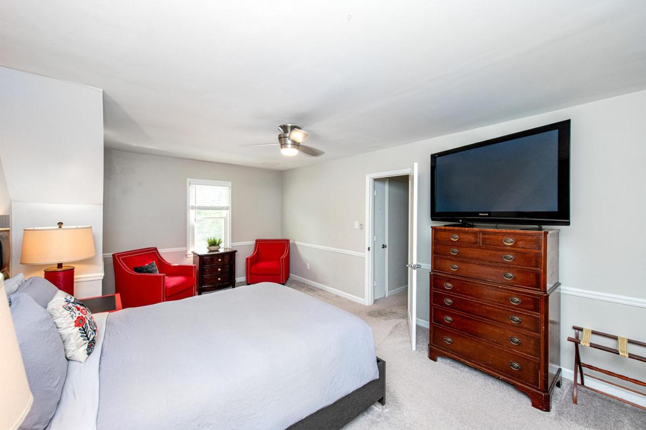 Charlotte Vacations - 3BR Charlotte Escape Pool Hot Tub Theater - Property Image 4