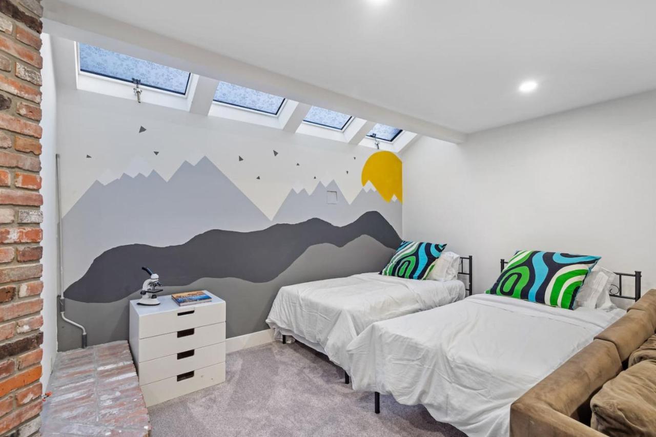 Cozy Basement Apartment with Skylights