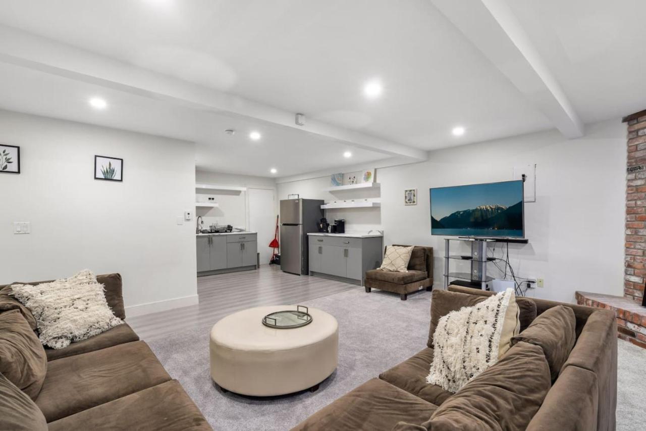Cozy Basement Apartment with Skylights