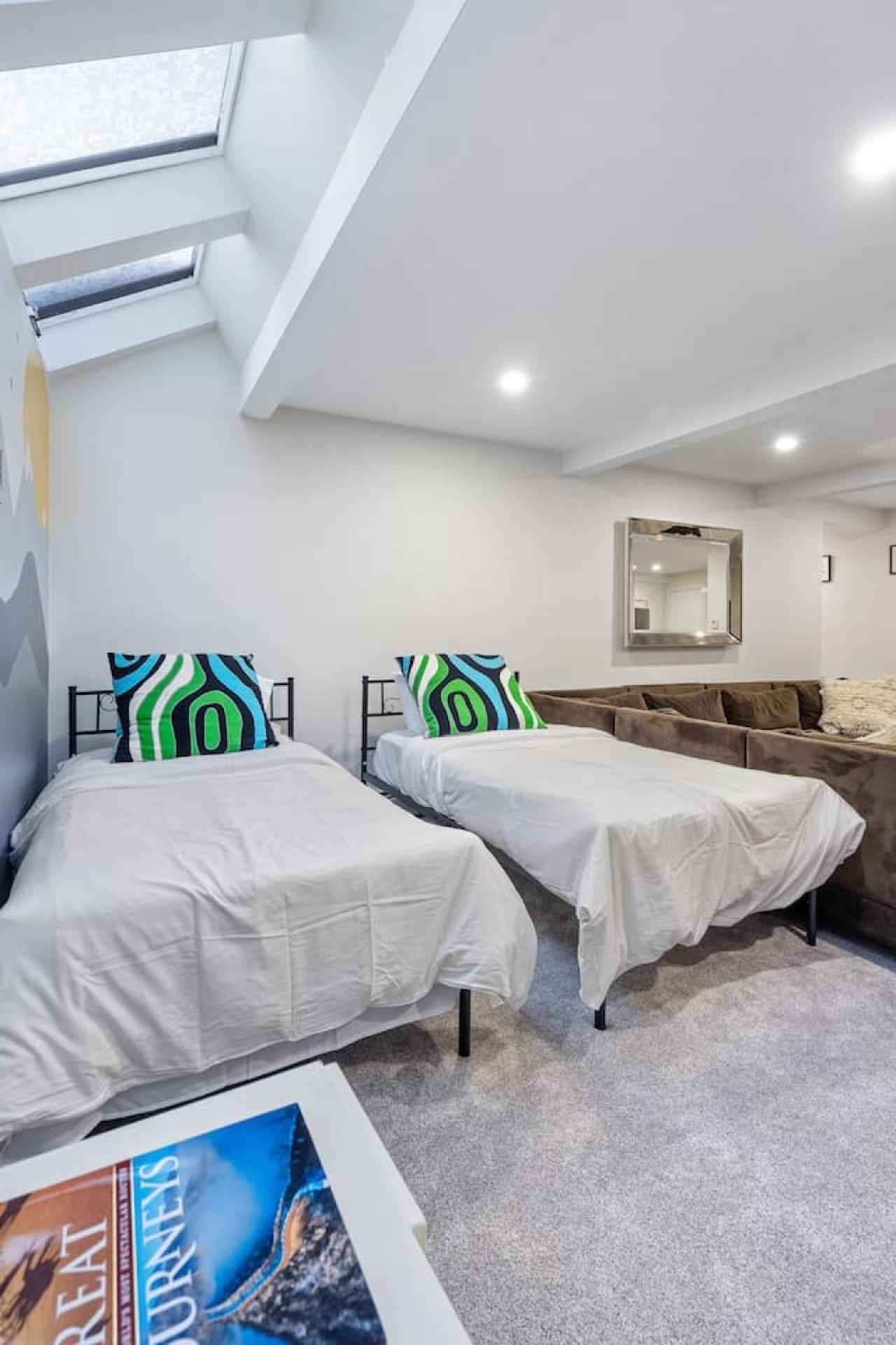 Cozy Basement Apartment with Skylights