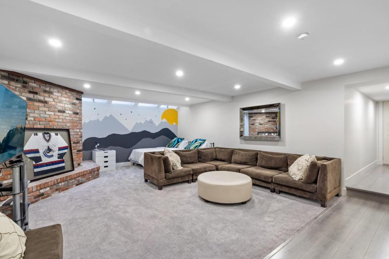 Cozy Basement Apartment with Skylights