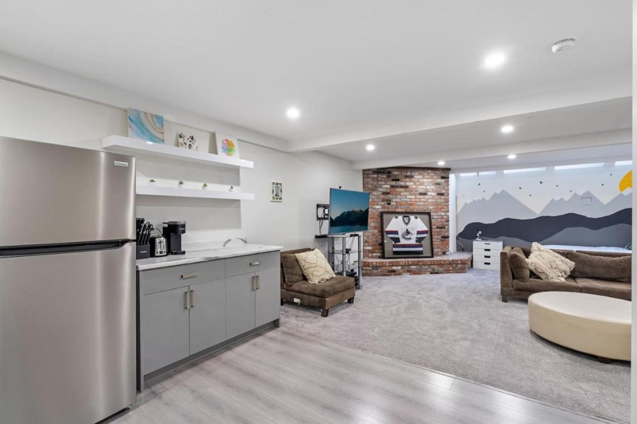 Cozy Basement Apartment with Skylights