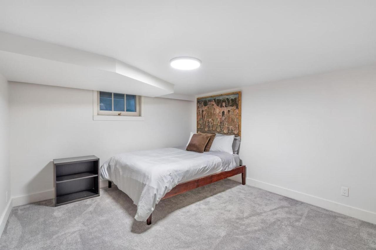 Cozy Basement Apartment with Skylights