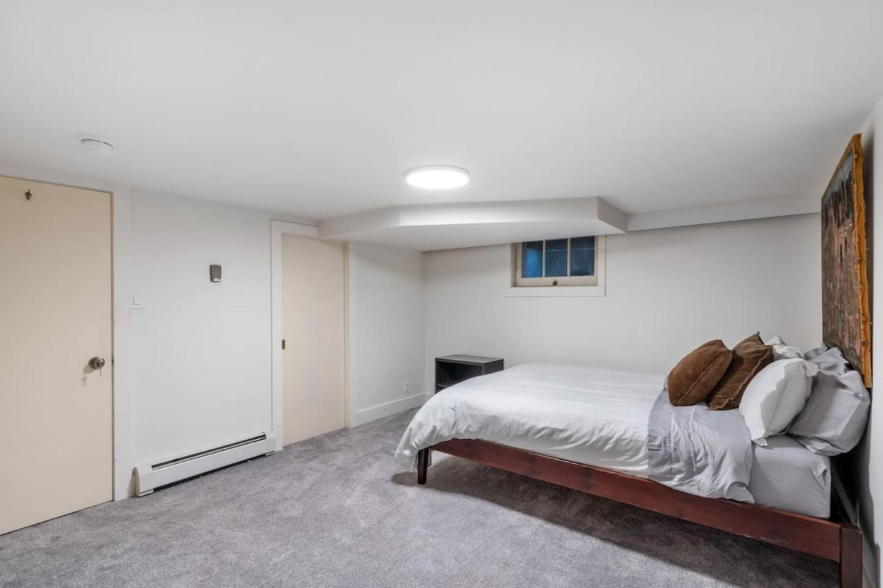 Cozy Basement Apartment with Skylights
