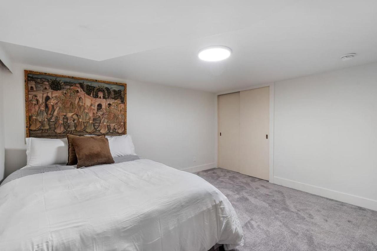 Cozy Basement Apartment with Skylights