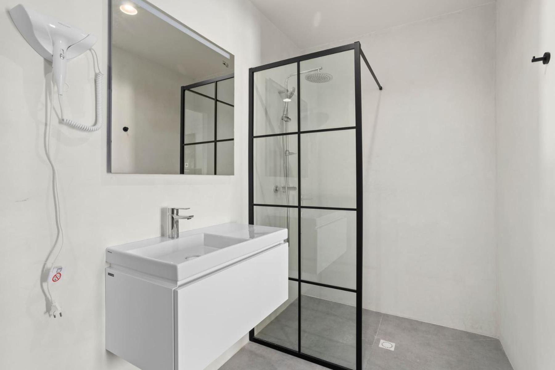 Bonaire Beach Apartment 2 with communal pool and diving facilities