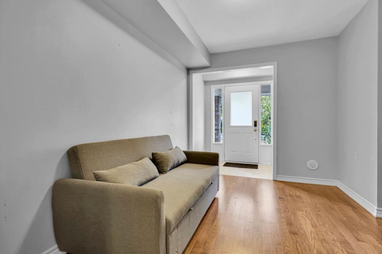 Cozy 3BR Home with Parking Near Kitchener Attractions