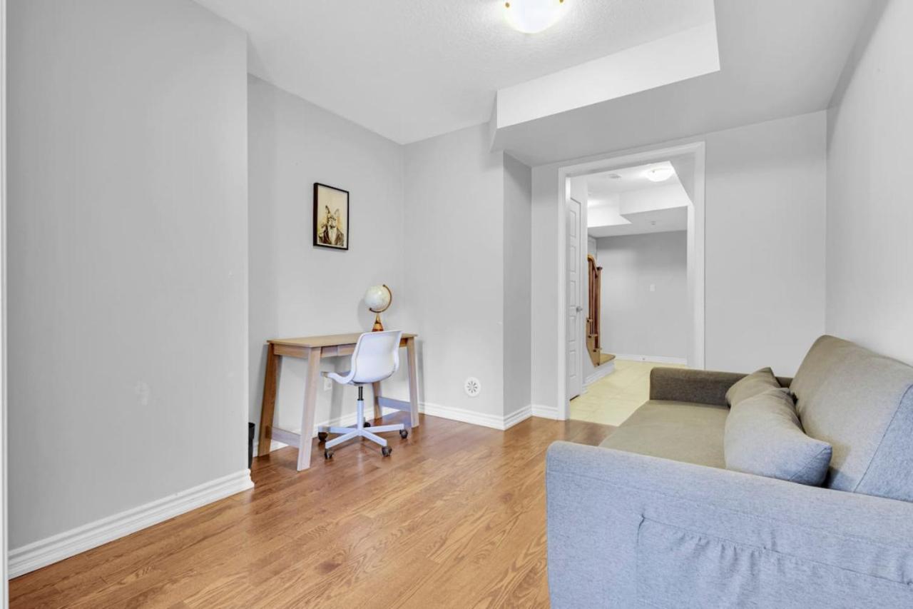 Cozy 3BR Home with Parking Near Kitchener Attractions
