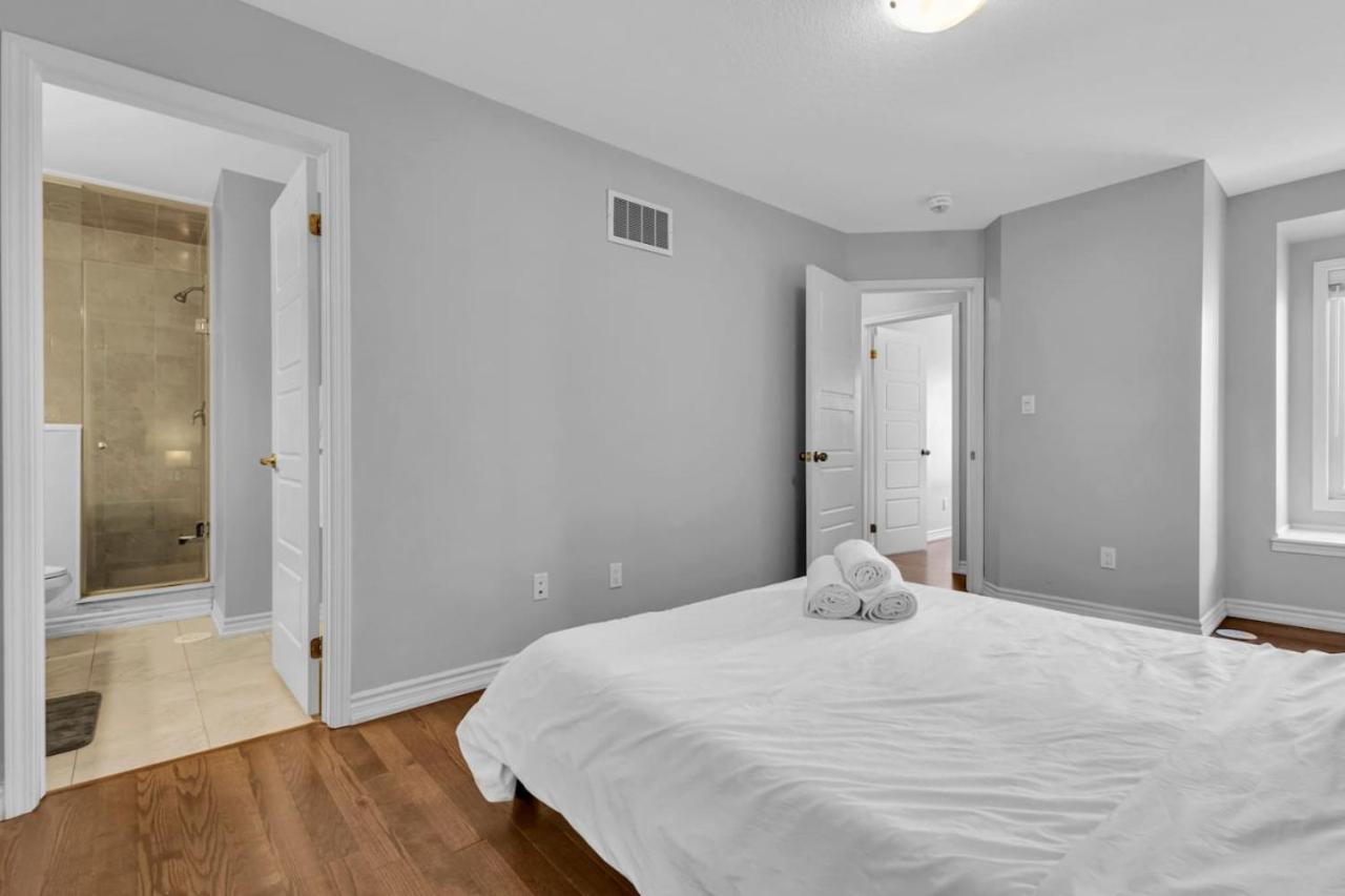 Cozy 3BR Home with Parking Near Kitchener Attractions