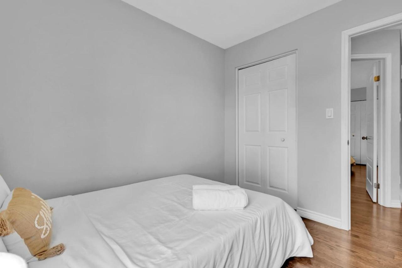 Cozy 3BR Home with Parking Near Kitchener Attractions