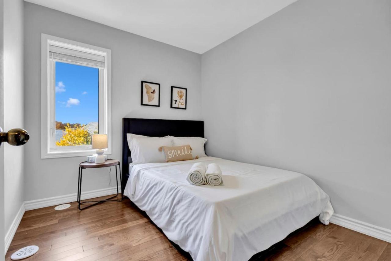Cozy 3BR Home with Parking Near Kitchener Attractions
