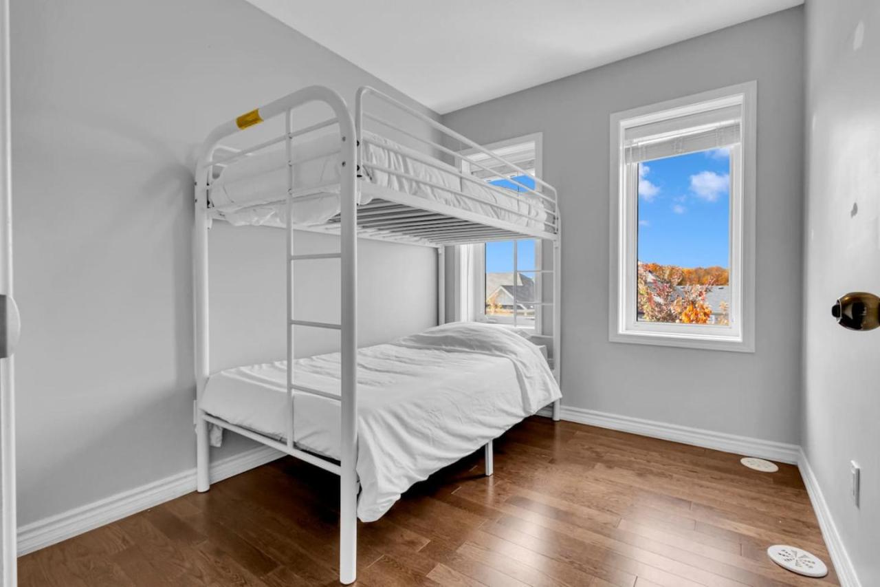 Cozy 3BR Home with Parking Near Kitchener Attractions