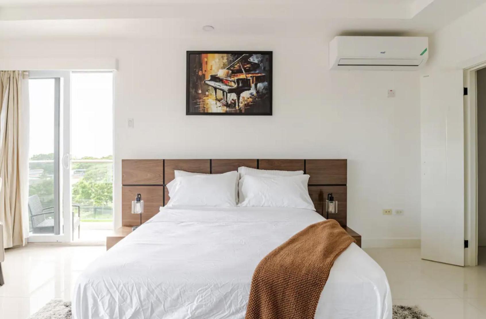Luxe City Oasis 2BR with Rooftop Pool and Gym view 5