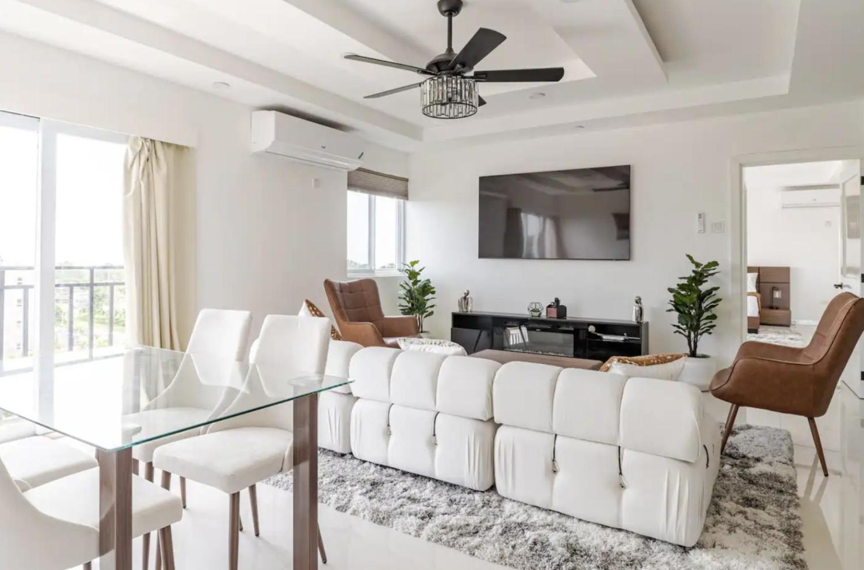Luxe City Oasis 2BR with Rooftop Pool and Gym view 2