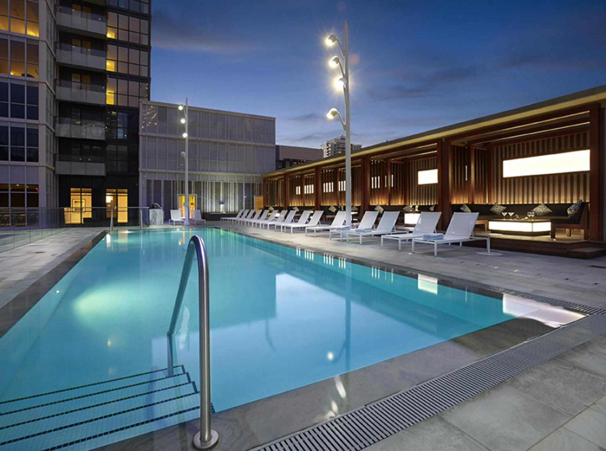 Luxury CN Tower View, 2BR 2BATH, Free parking