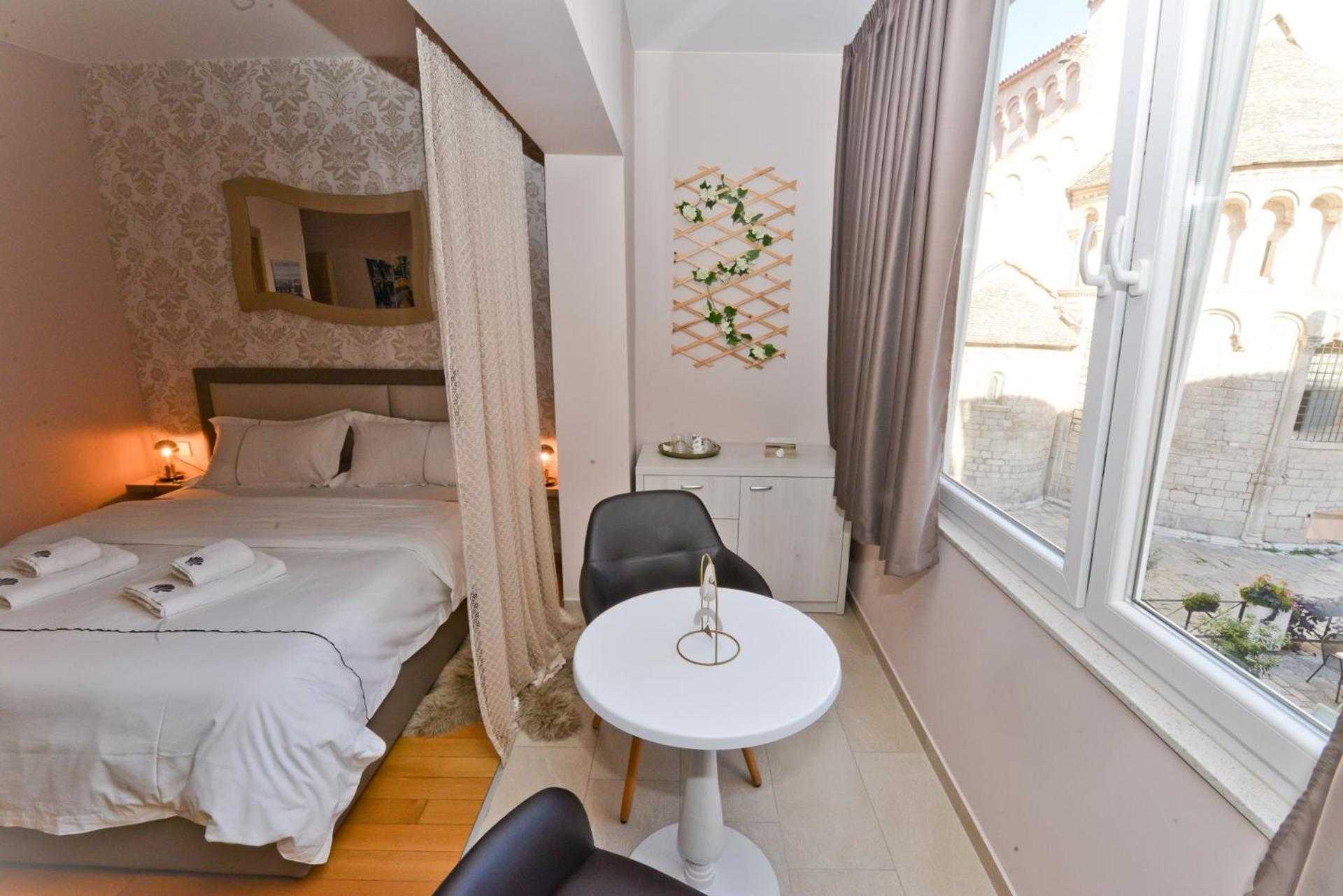 Zoilo Rooms self check-in