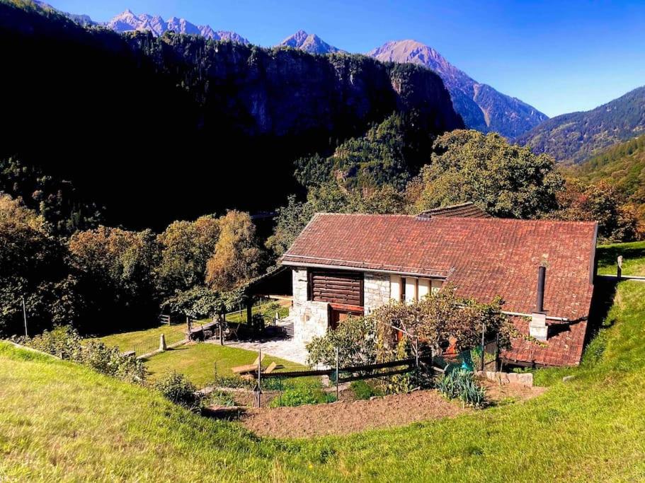 La Val Swiss Alpine Cottage with Southern Flavor