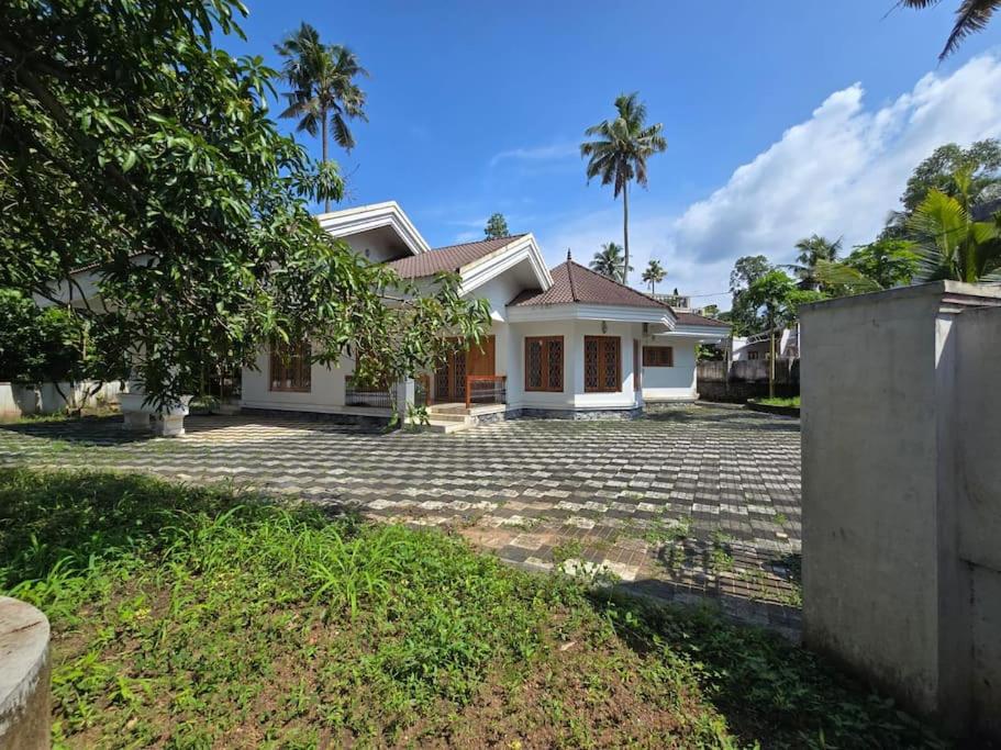 Vallayil House