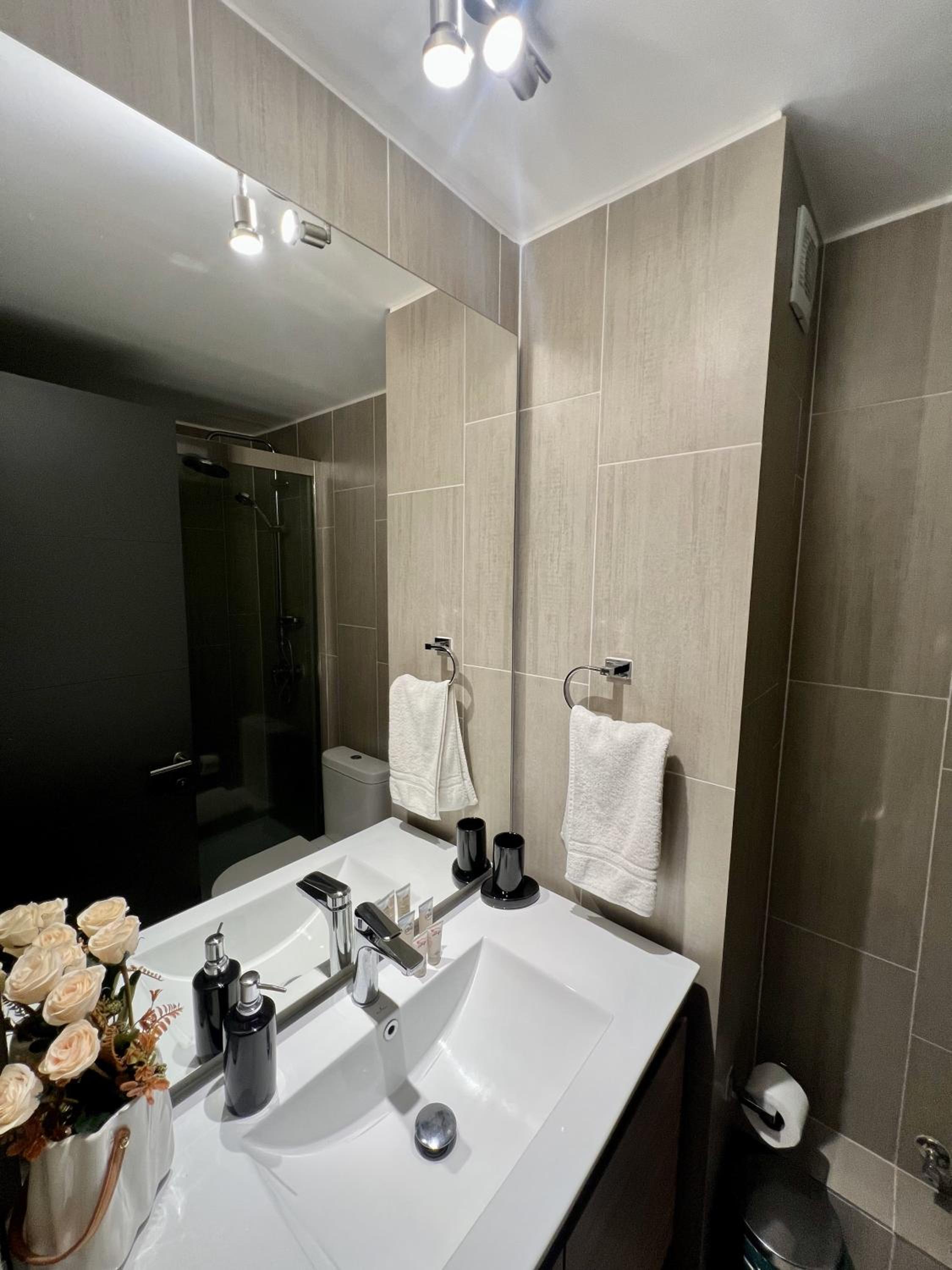 Depto céntrico, cálido y full equipado junto al lago
