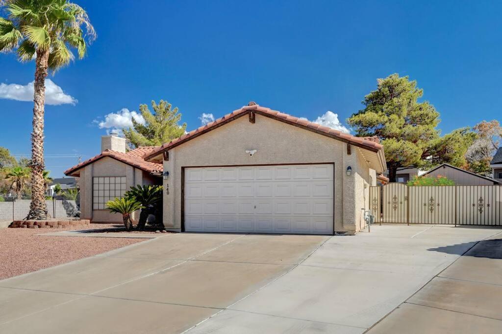 Cozy Getaway with King Bed, BBQ & Spacious Backyard