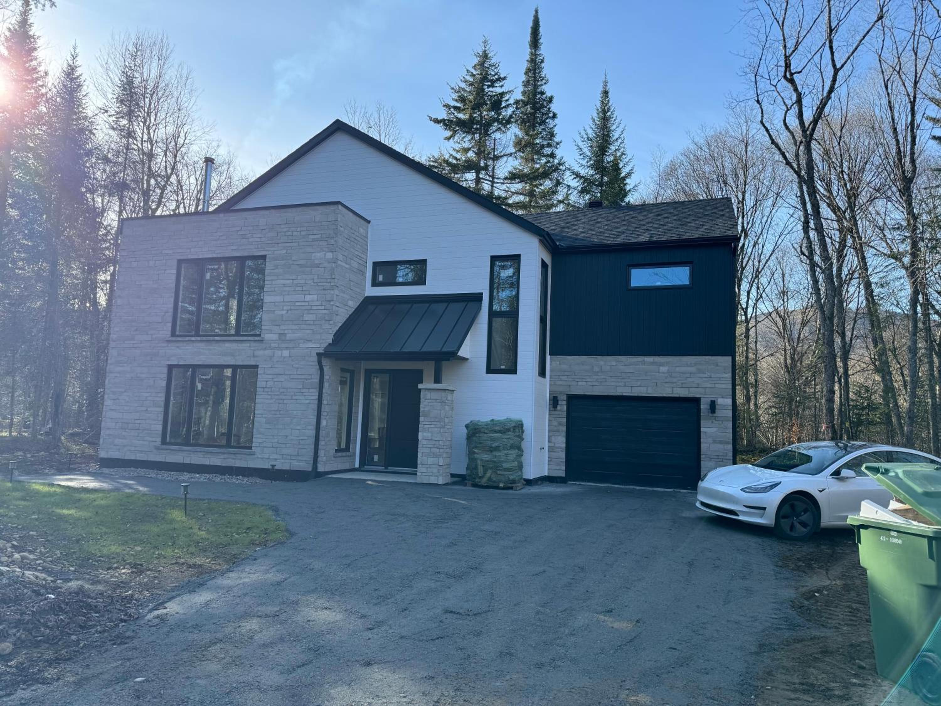 Modern Luxury 4-Bedroom Home by Mont-Tremblant Ski Resort